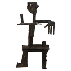 Uomo astratto scultura brutalista in ferro