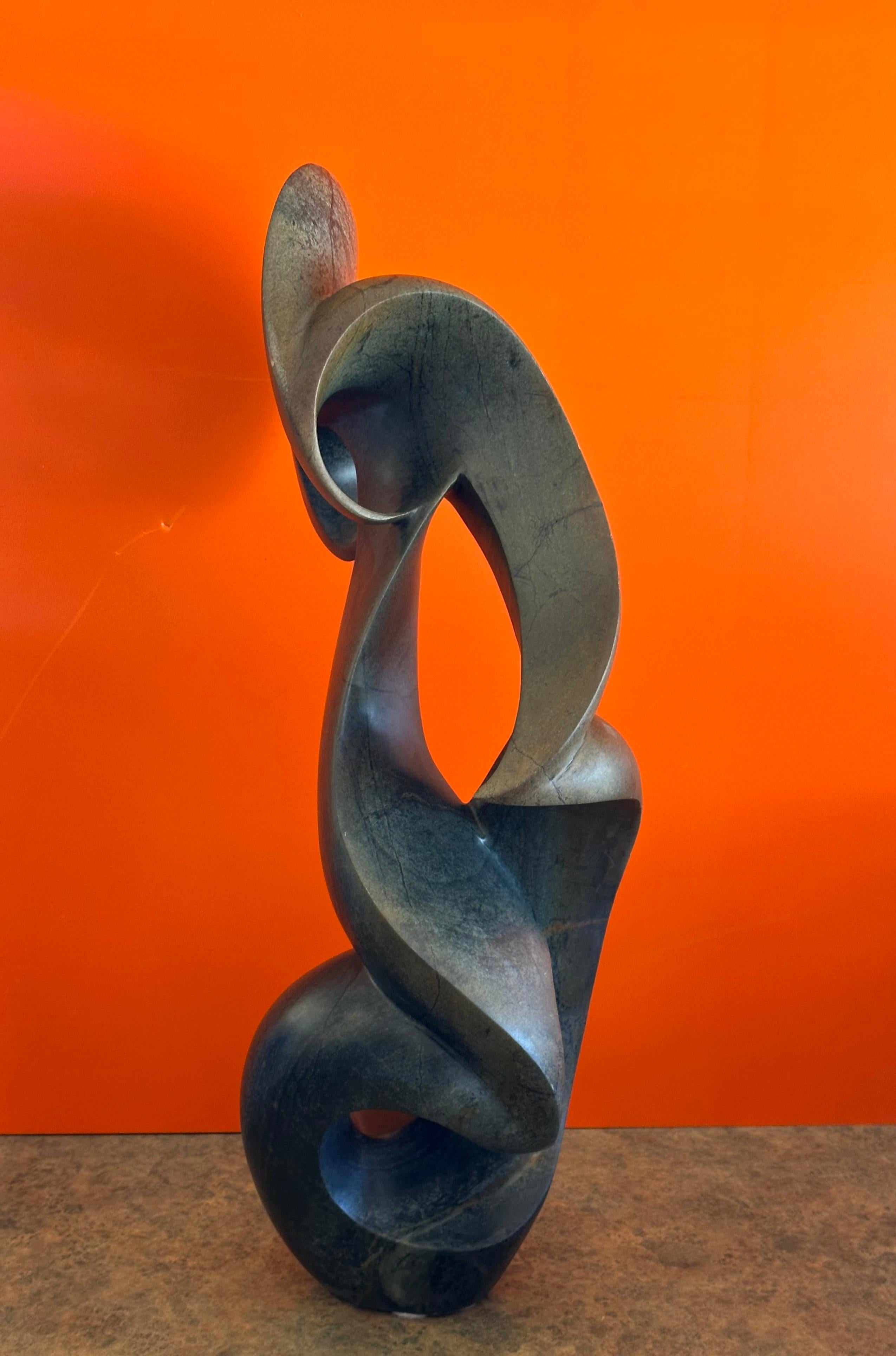 Escultura abstracta de mármol de James Phiri en venta 3