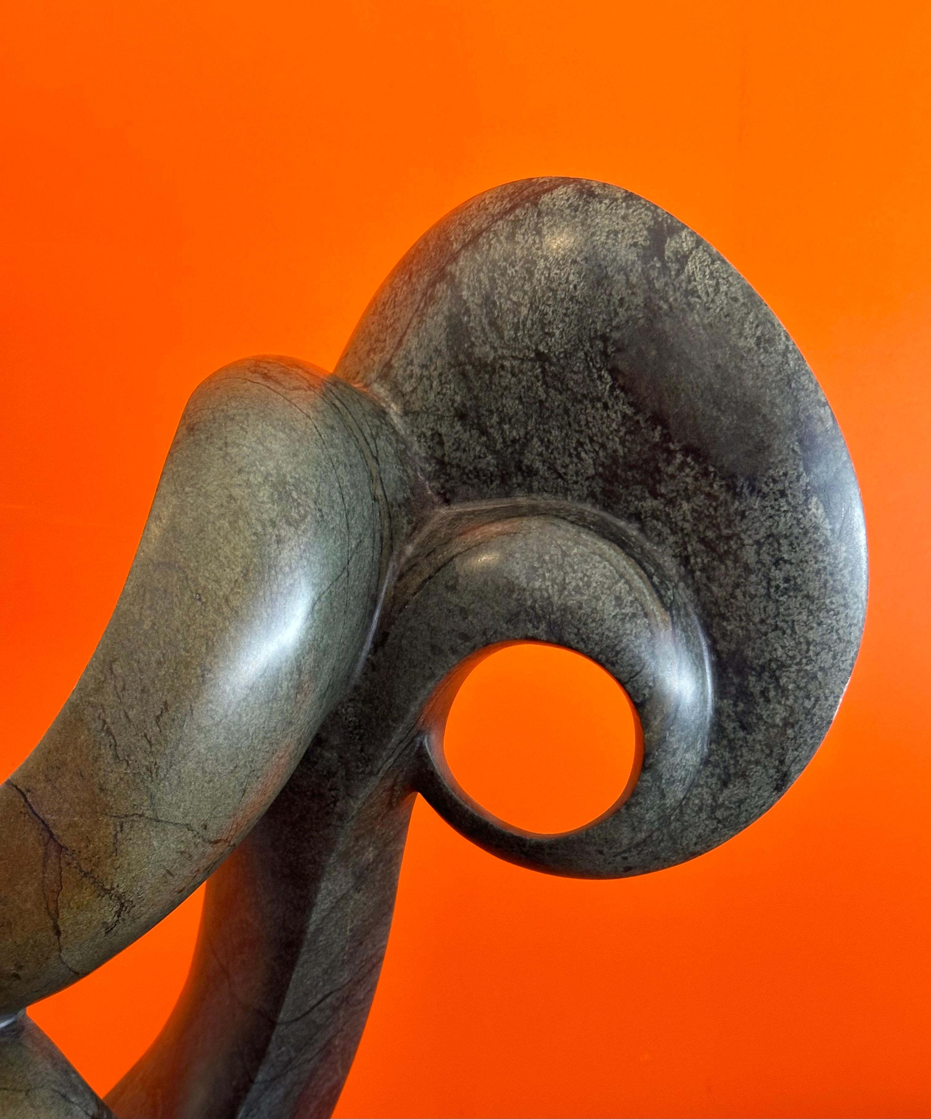 Escultura abstracta de mármol de James Phiri en venta 6