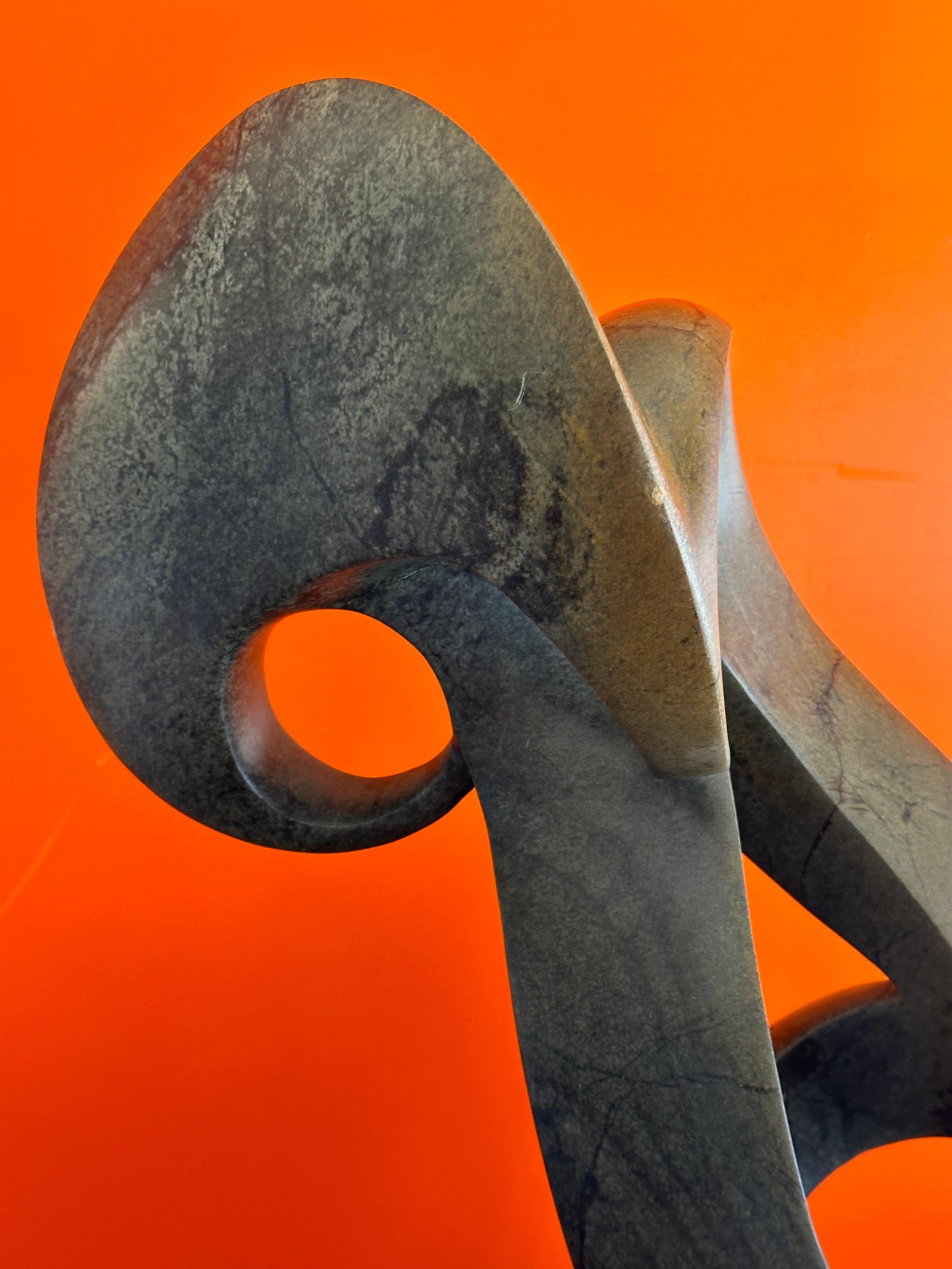 Escultura abstracta de mármol de James Phiri en venta 7