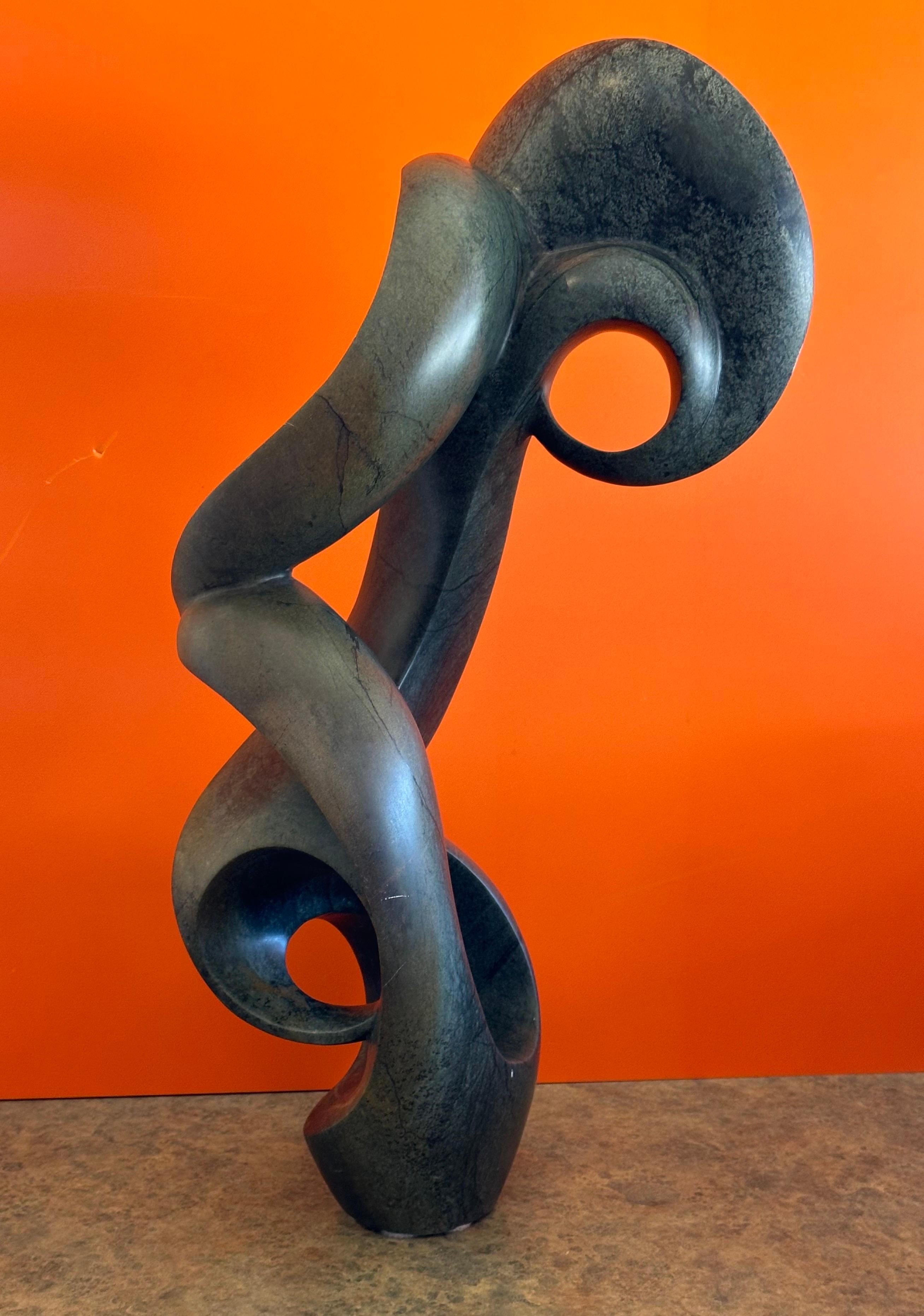Escultura abstracta de mármol de James Phiri Mármol en venta