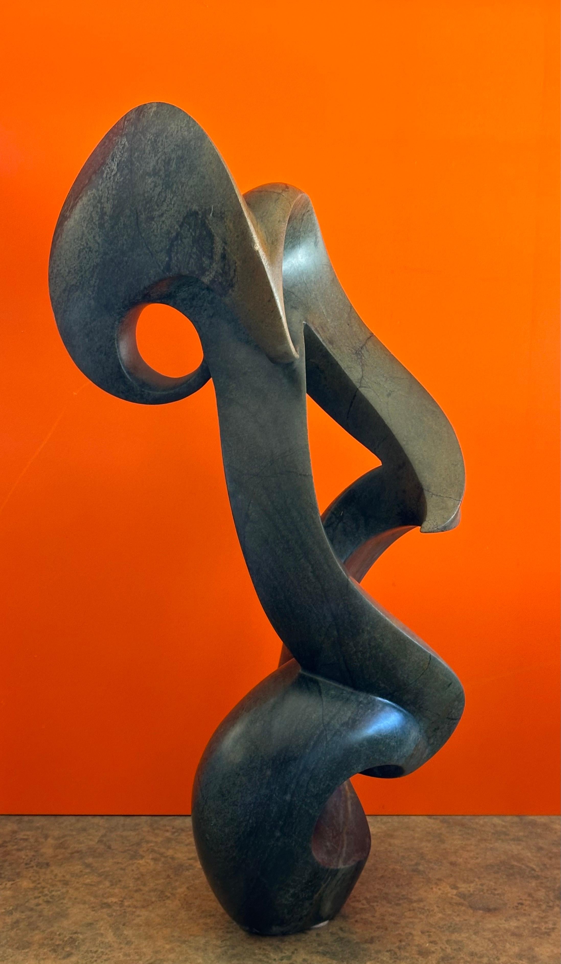 Escultura abstracta de mármol de James Phiri en venta 2