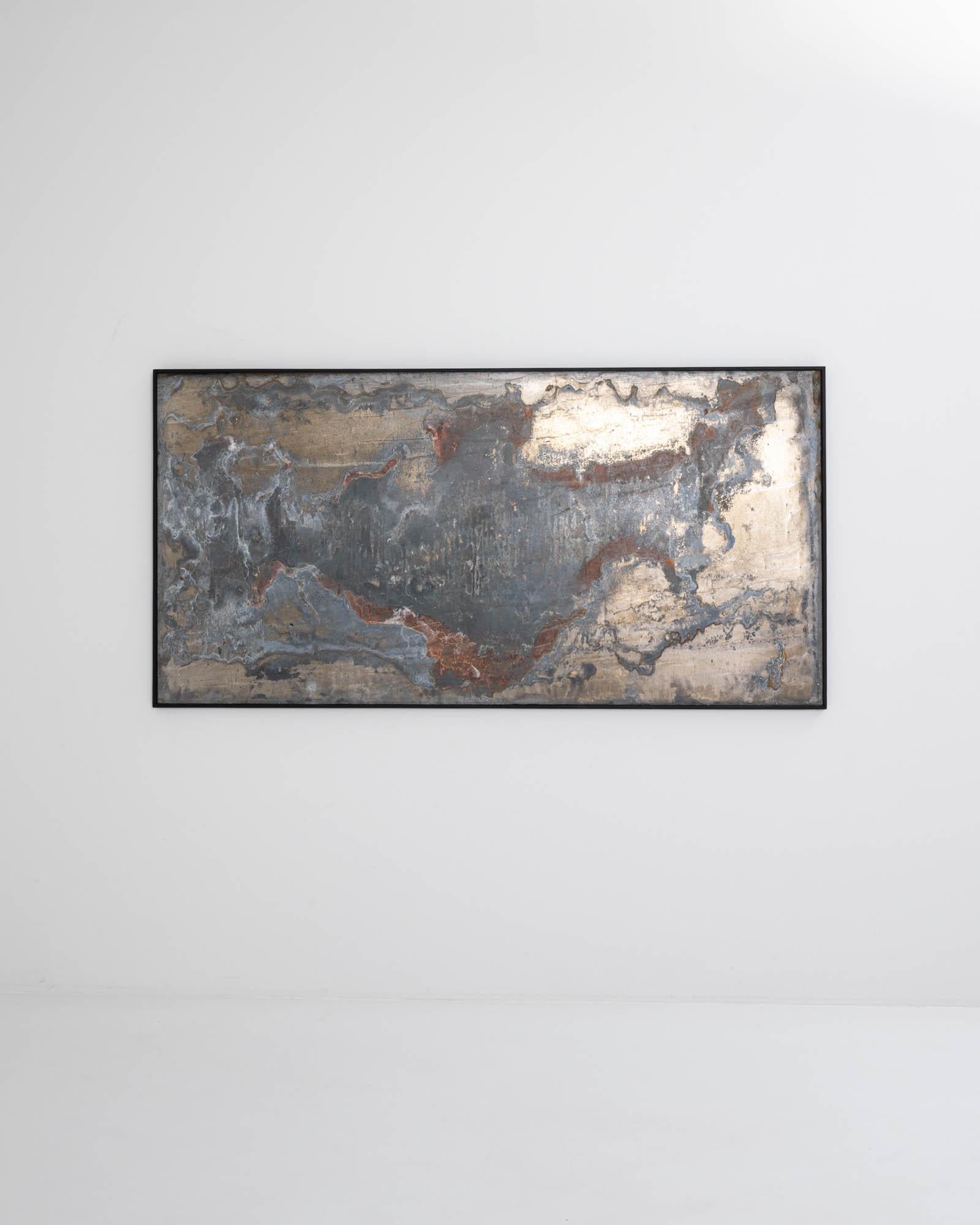 Audacieuse et énigmatique, cette œuvre d'art abstraite à grande échelle combine la main de l'homme et celle de la nature. La forme est d'une simplicité minimaliste : une large feuille de métal est enchâssée dans un cadre en bois. La surface du métal