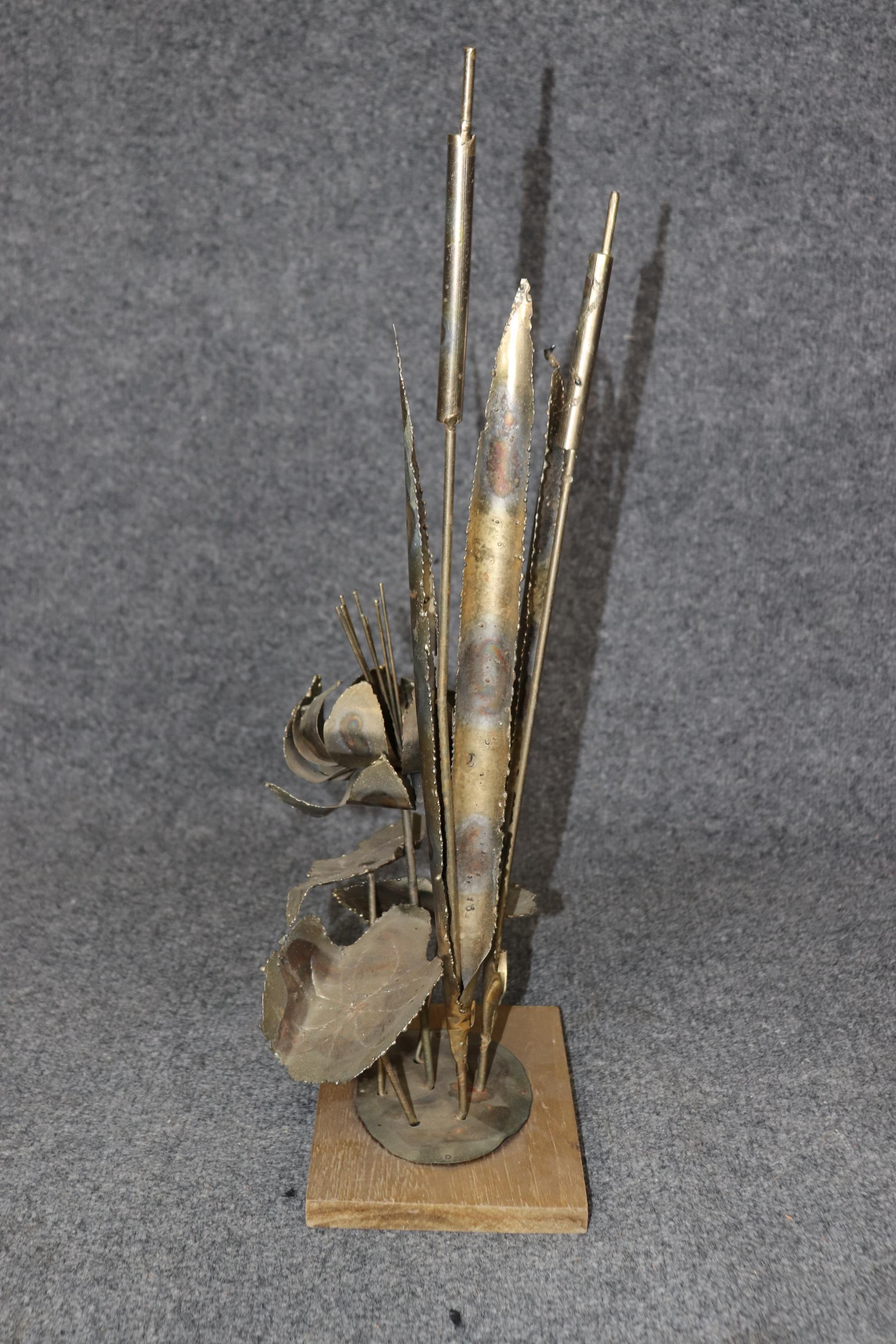 Dimensioni: H. 23 1/4in W: 9 3/4in P: 7in 

Questa scultura floreale in metallo in stile Brutalista di metà secolo di Paul Evans è davvero unica e grida arredamento moderno di metà secolo! Questo pezzo di metà secolo è realizzato in metallo ed è