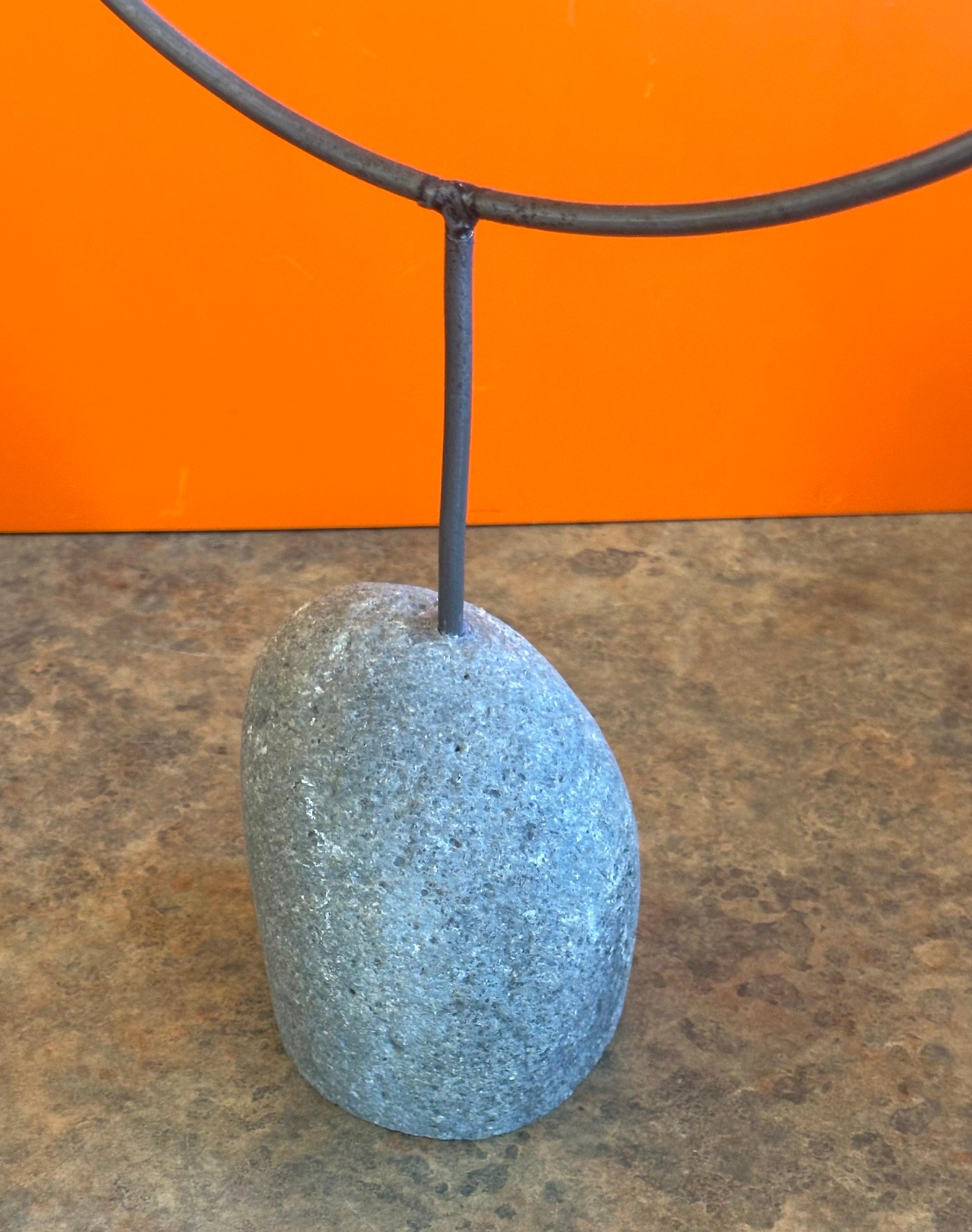 Scultura astratta in metallo a forma di cerchio su base di pietra in vendita 3