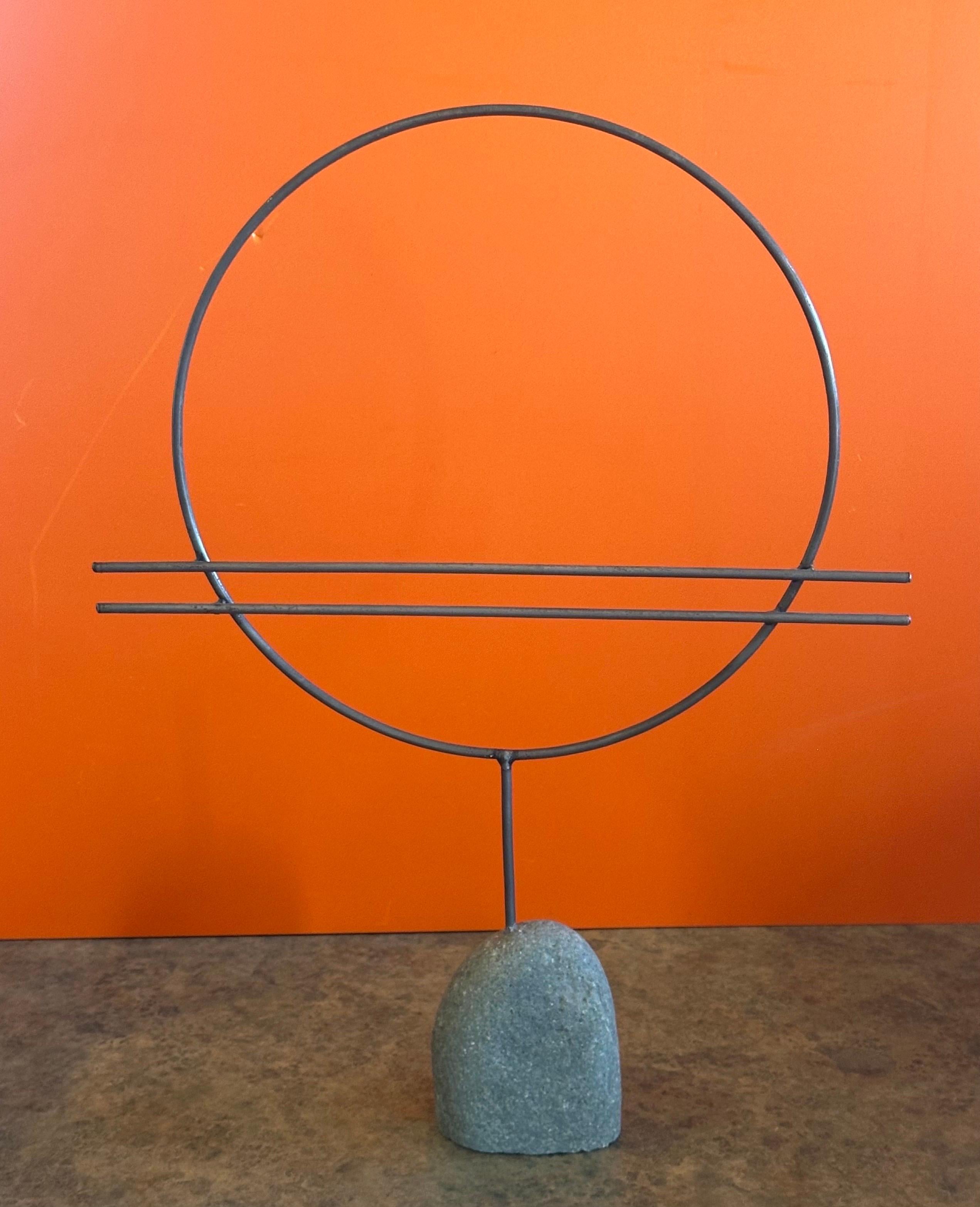 Scultura astratta in metallo a forma di cerchio su base di pietra in vendita 4