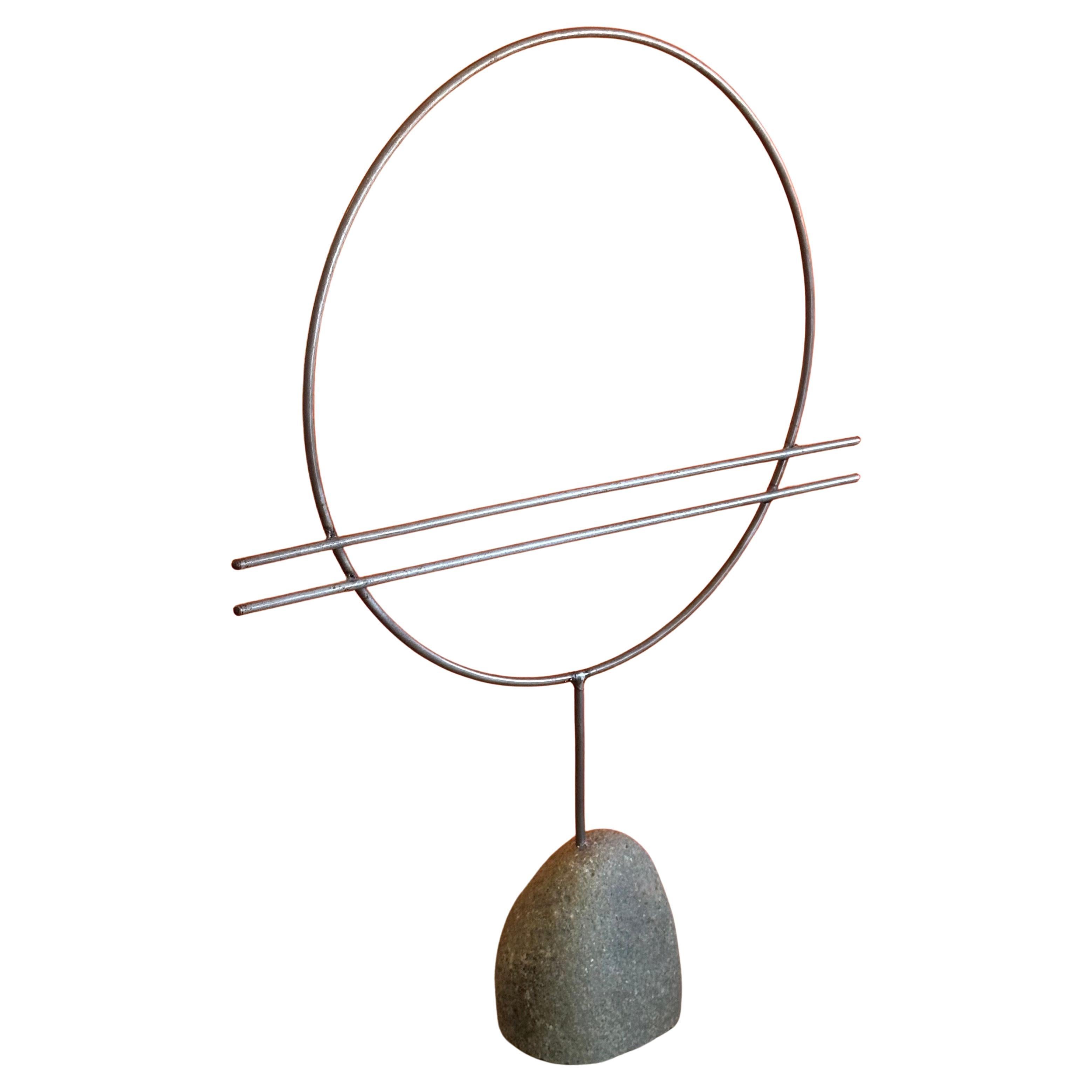 Una scultura astratta in metallo su base di pietra molto bella, risalente ai primi anni 2000. Il pezzo ha un aspetto meraviglioso e misura 15 