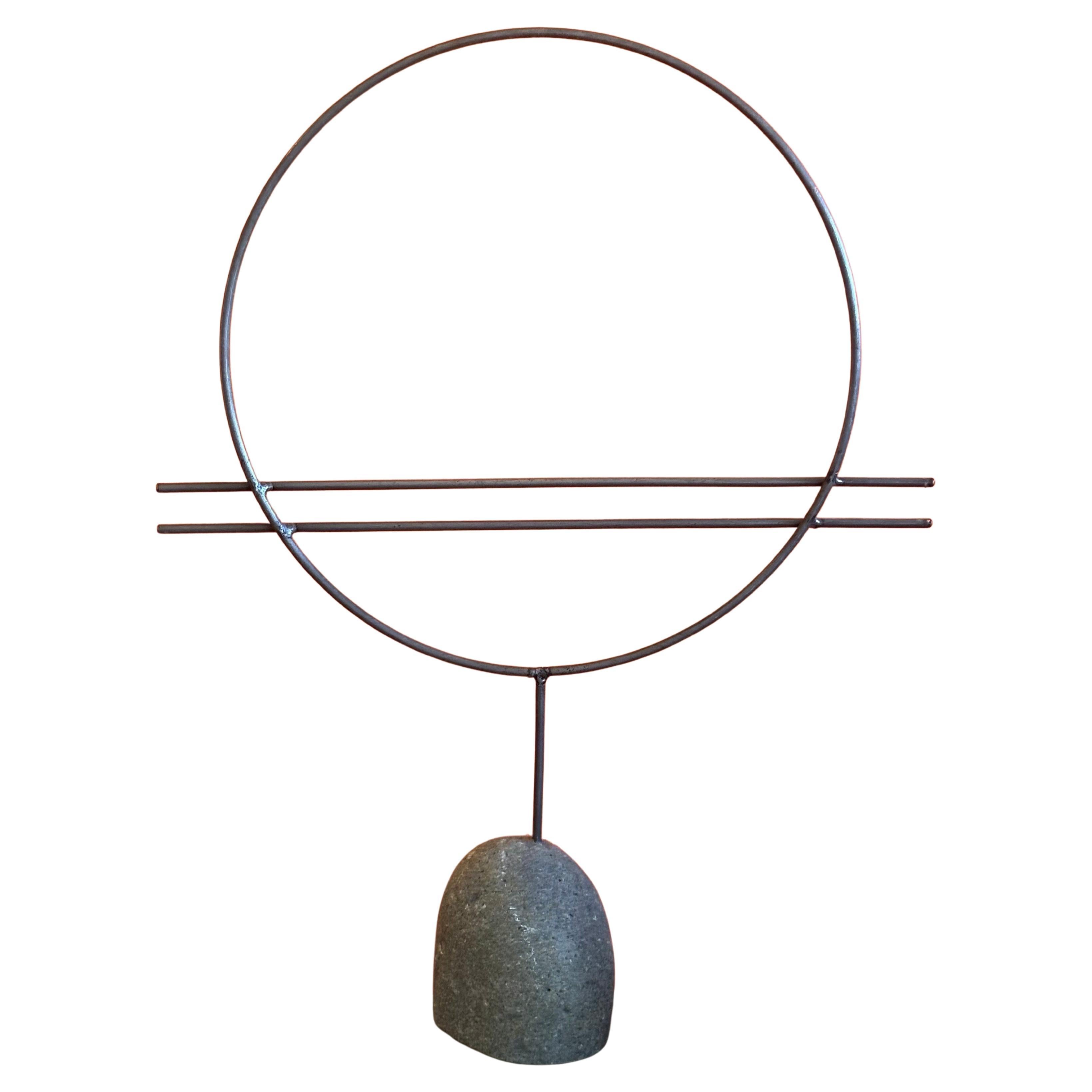 Organico moderno Scultura astratta in metallo a forma di cerchio su base di pietra in vendita