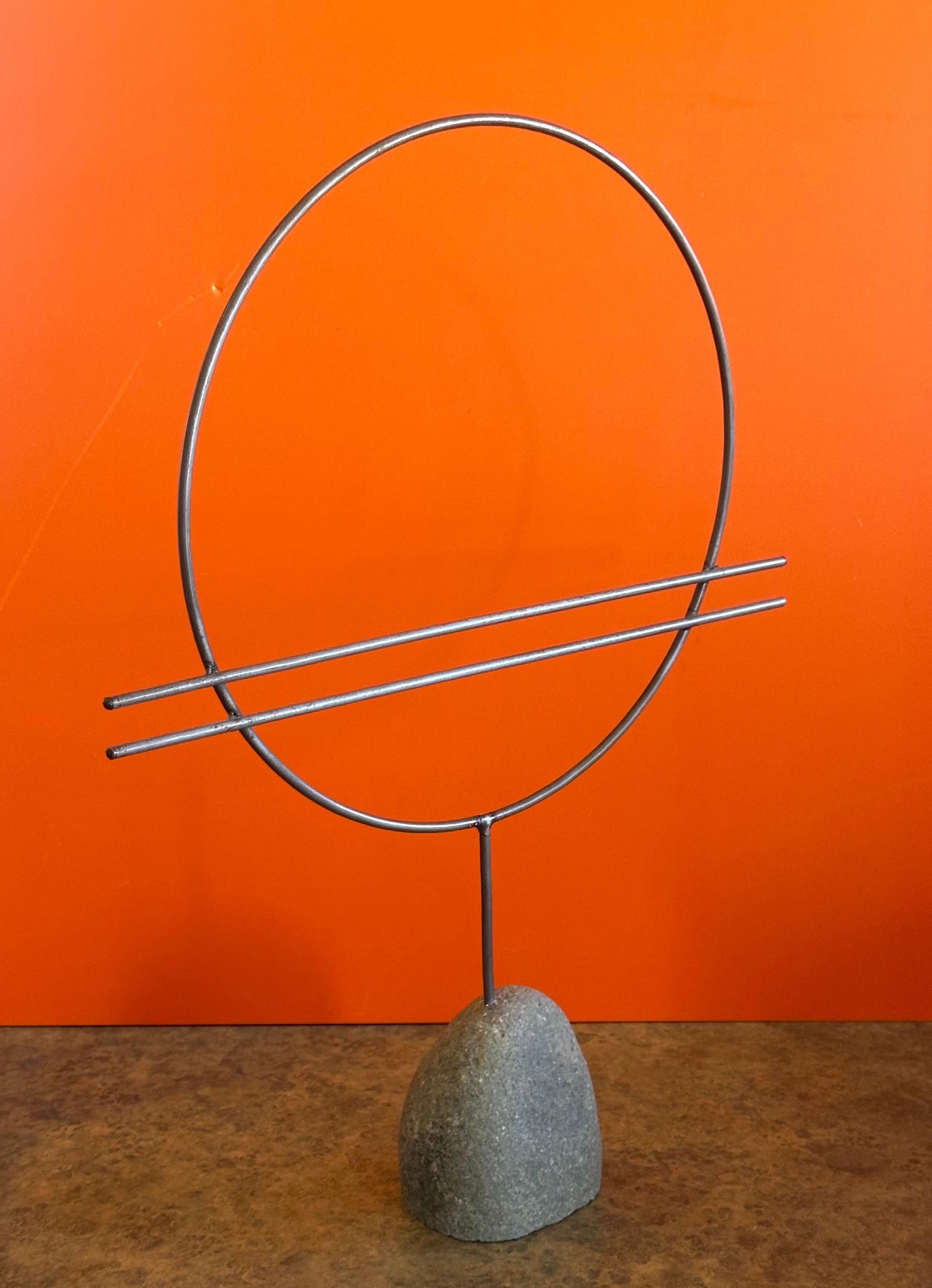 Scultura astratta in metallo a forma di cerchio su base di pietra In condizioni buone in vendita a San Diego, CA
