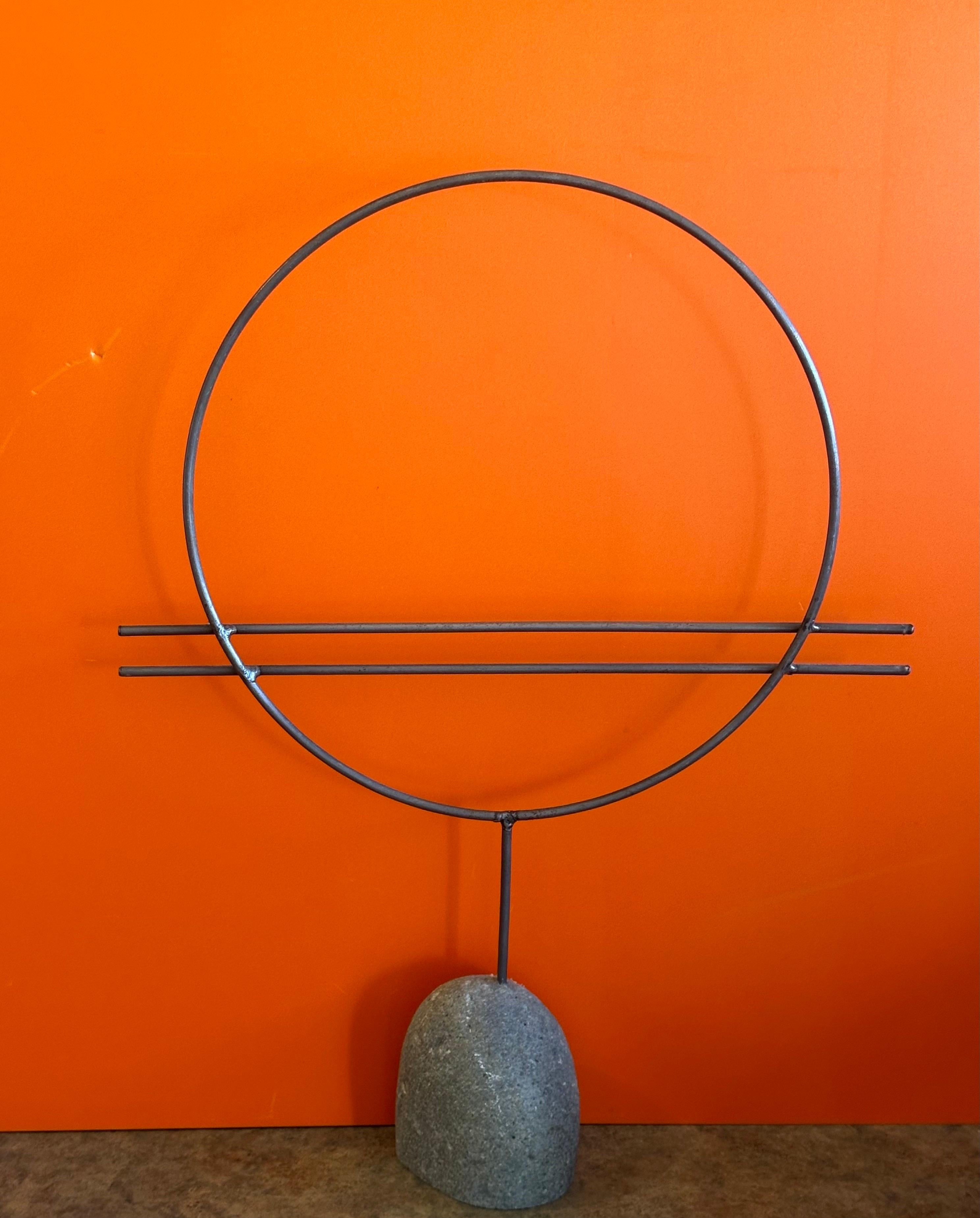 XX secolo Scultura astratta in metallo a forma di cerchio su base di pietra in vendita