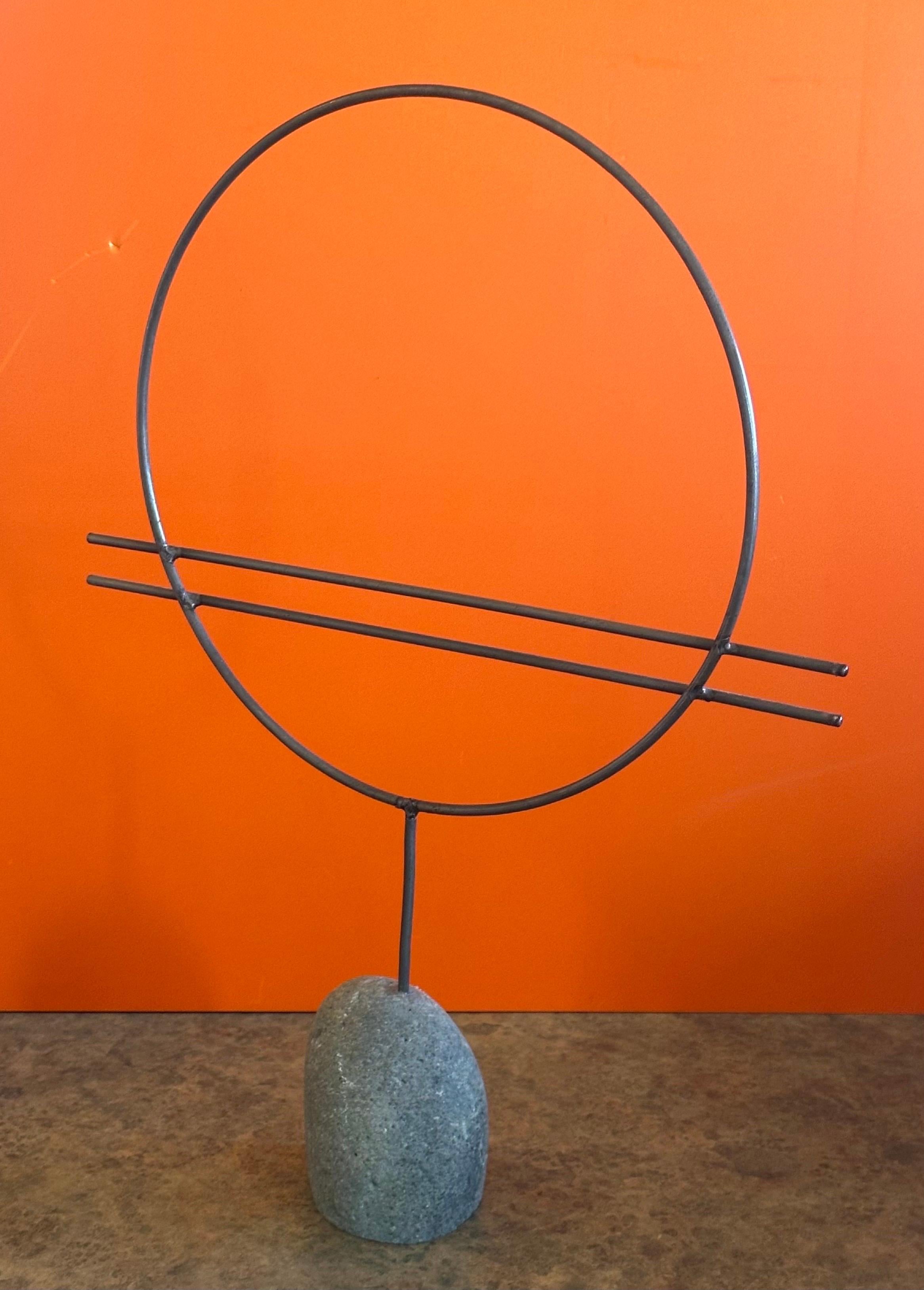 Metallo Scultura astratta in metallo a forma di cerchio su base di pietra in vendita