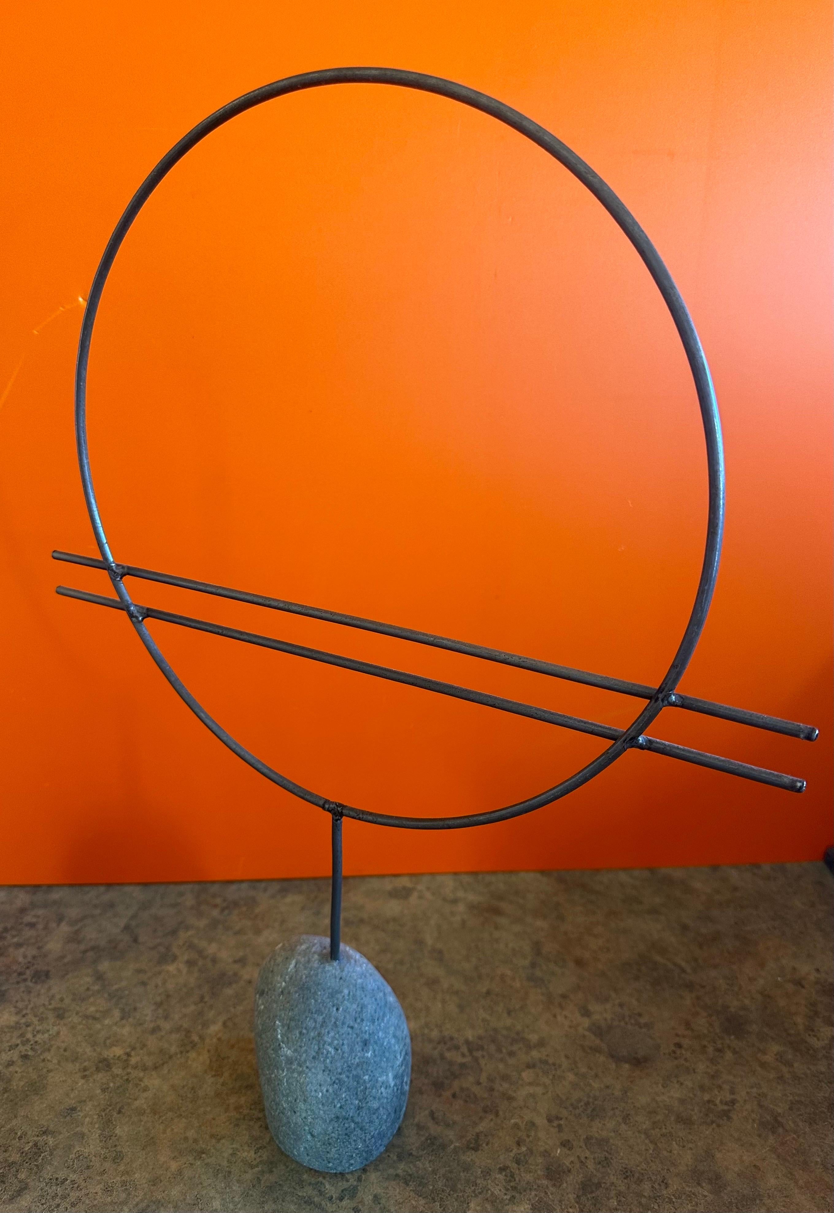 Scultura astratta in metallo a forma di cerchio su base di pietra in vendita 1