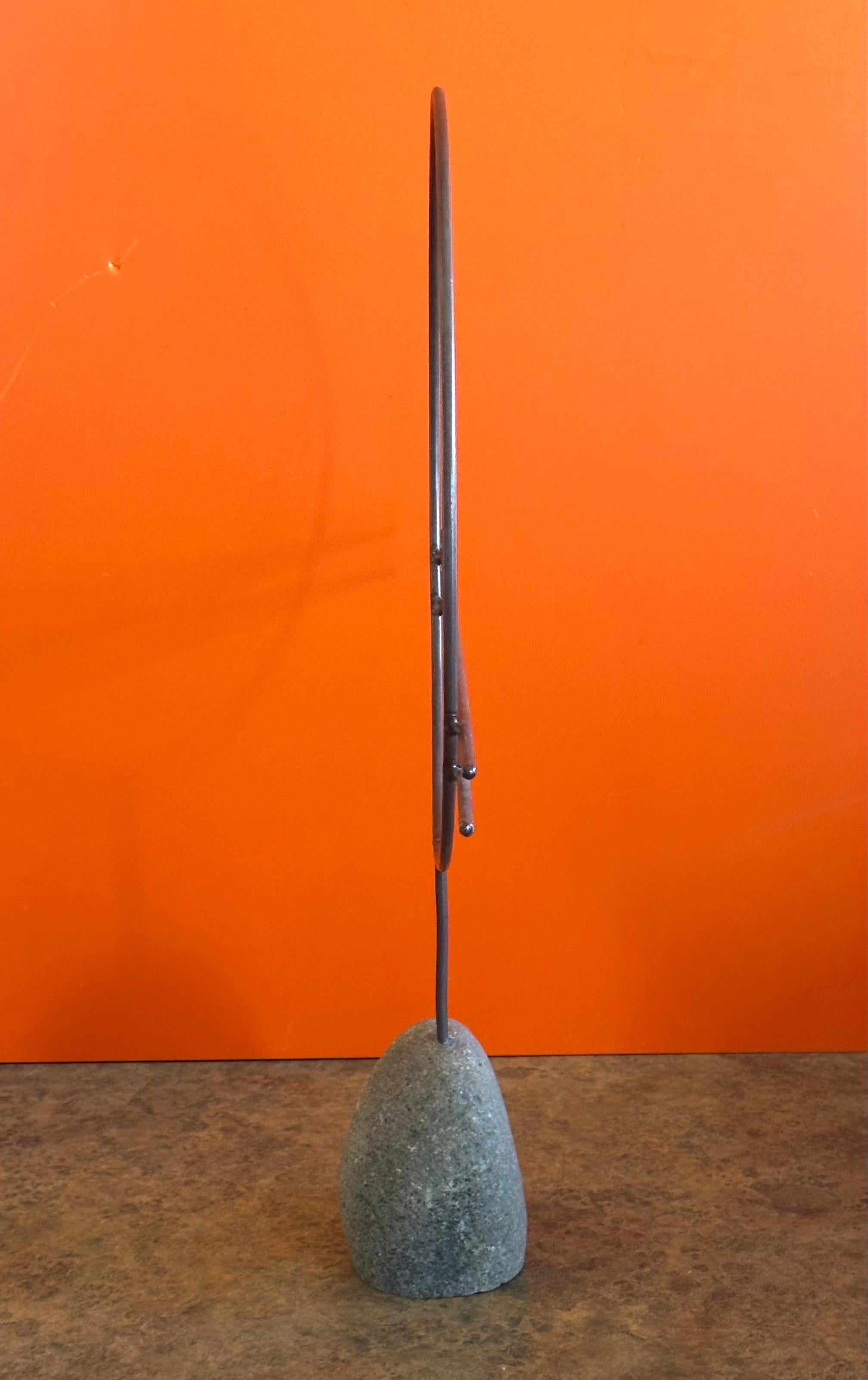 Scultura astratta in metallo a forma di cerchio su base di pietra in vendita 2