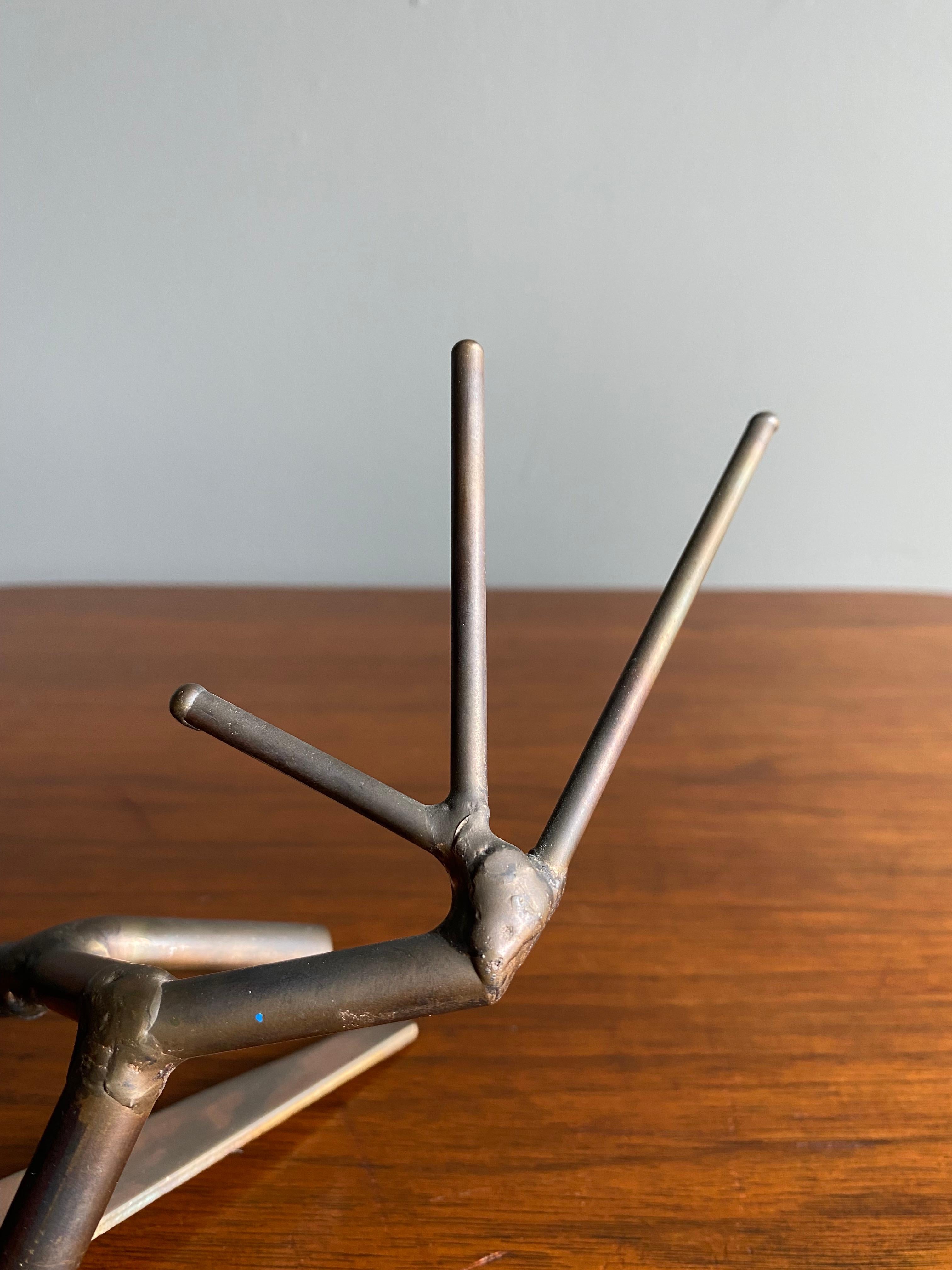 Américain Sculpture en métal abstrait signée « » BE 2010 « » en vente