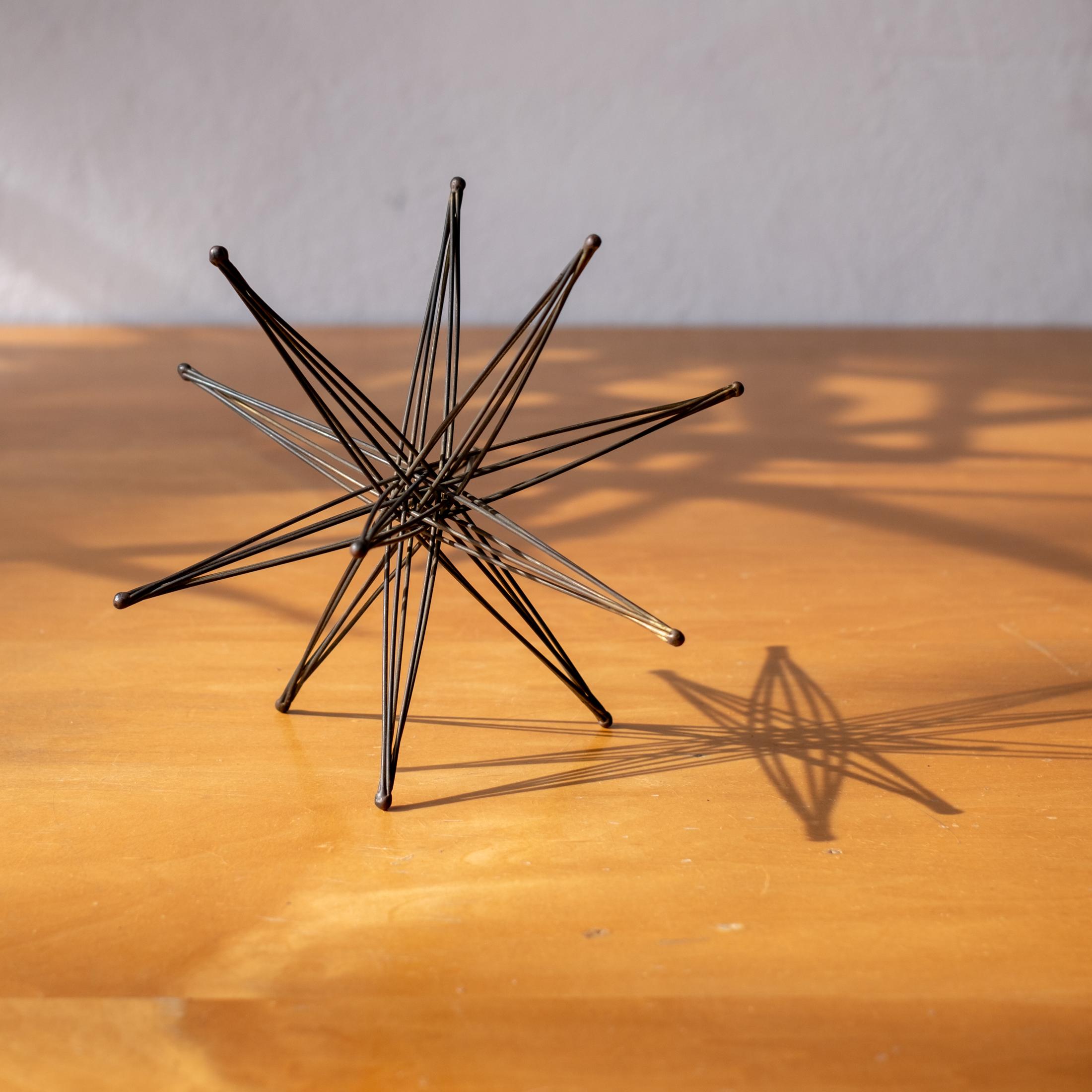 Mid-Century moderno Scultura astratta in metallo a forma di stella anni '60 in vendita
