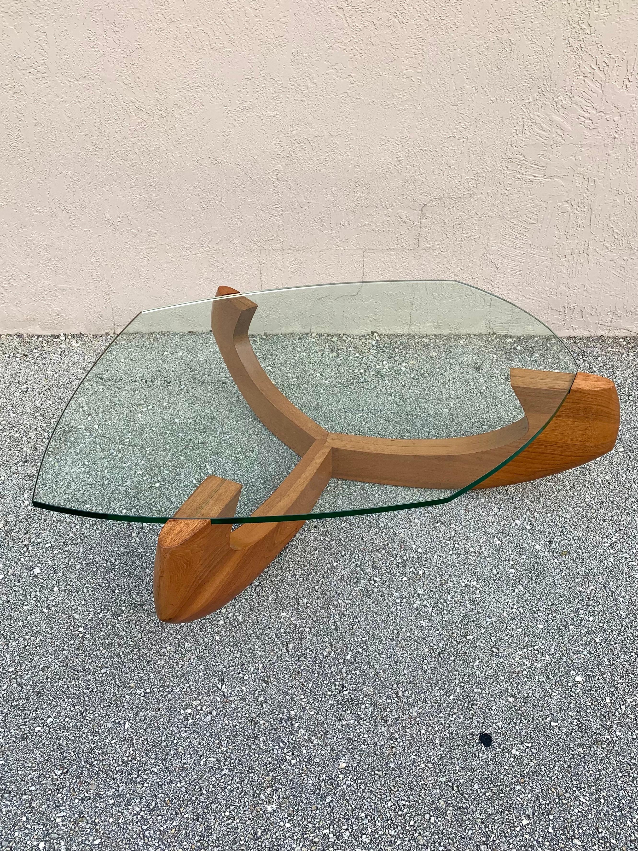 Mid-Century Modern Samson Berman Table basse moderne du milieu du siècle en verre et noyer en vente
