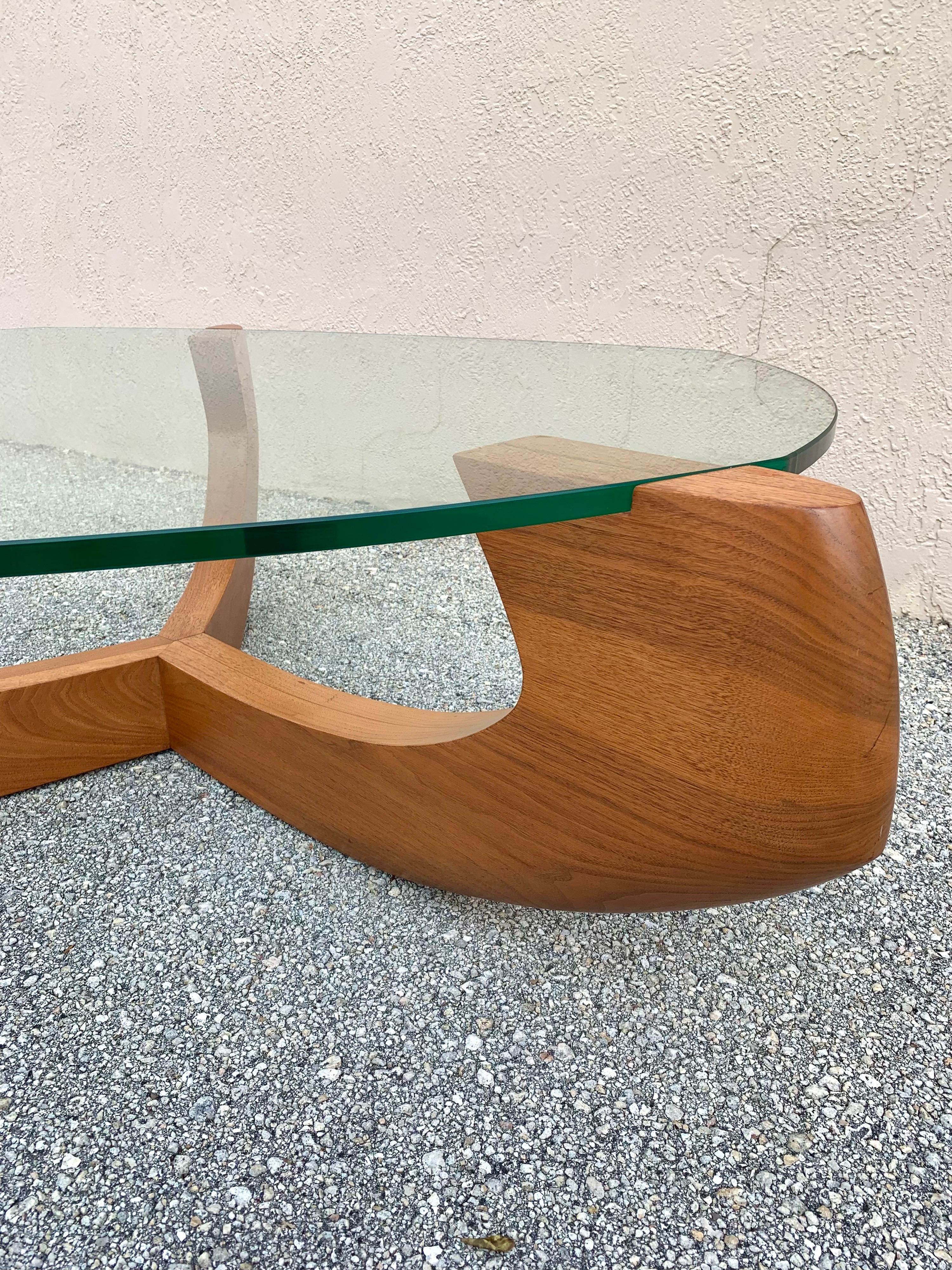 Samson Berman Table basse moderne du milieu du siècle en verre et noyer Bon état - En vente à Boynton Beach, FL