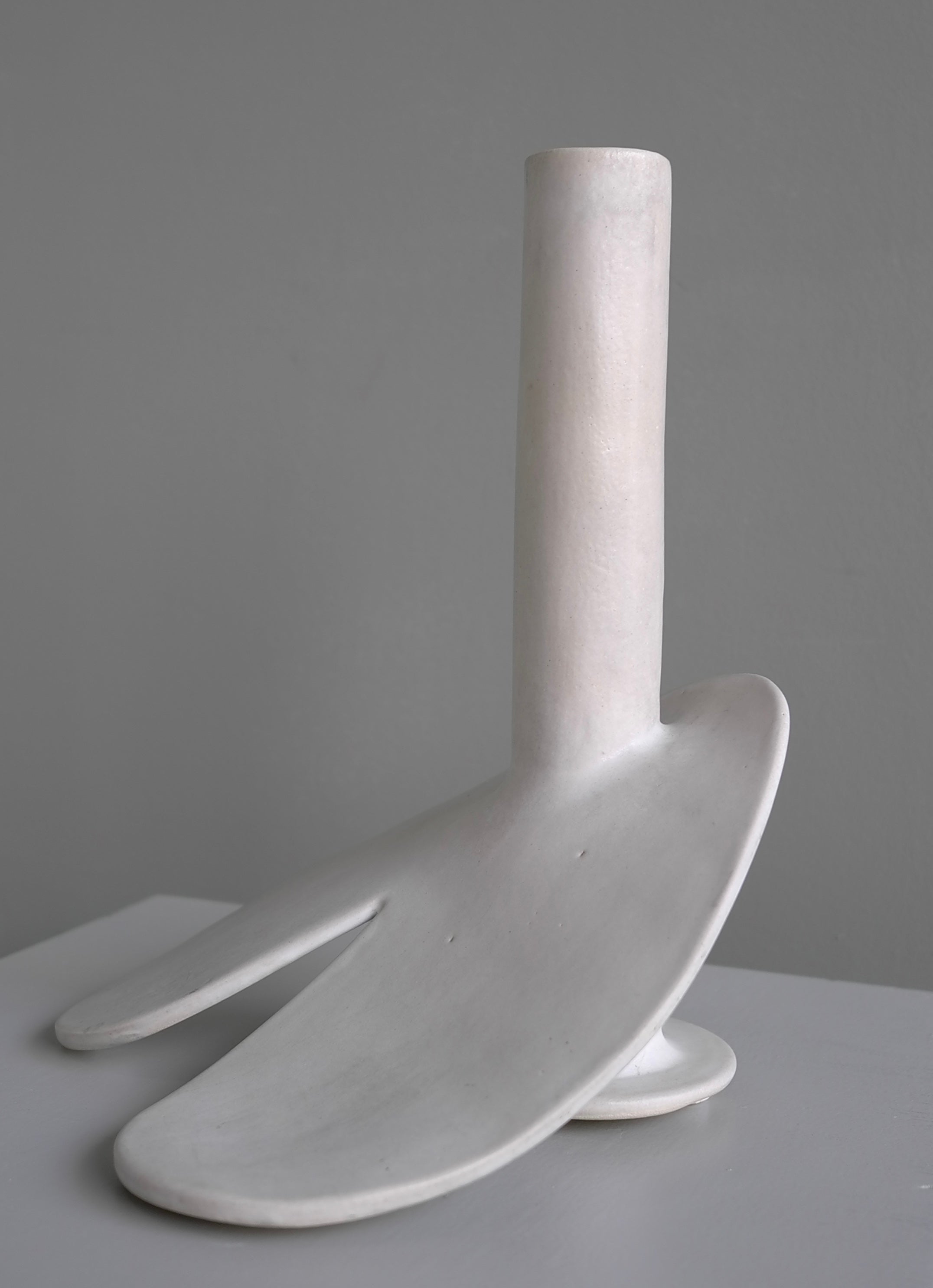 Sculpture abstraite en forme de phallus émaillé blanc, datée et signée par un artiste inconnu, Pays-Bas 1976. 