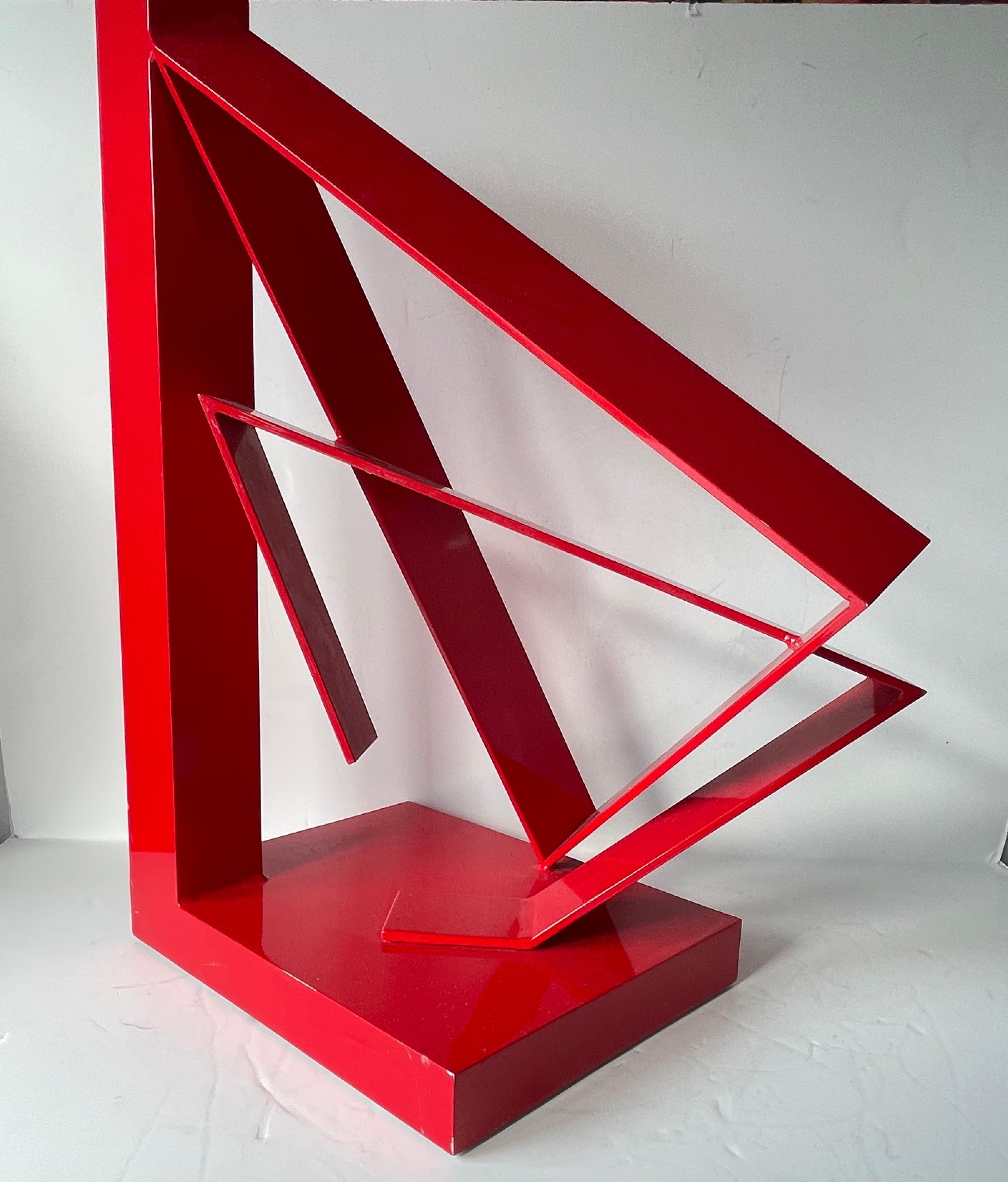 Solo in questa splendida scultura da tavolo moderna astratta in alluminio laccato rosso,  alla maniera di Jane Manus.
Questa scultura è saldata a mano e laccata in un bellissimo colore rosso.
Nessuna firma su questa scultura.
Condizioni vintage