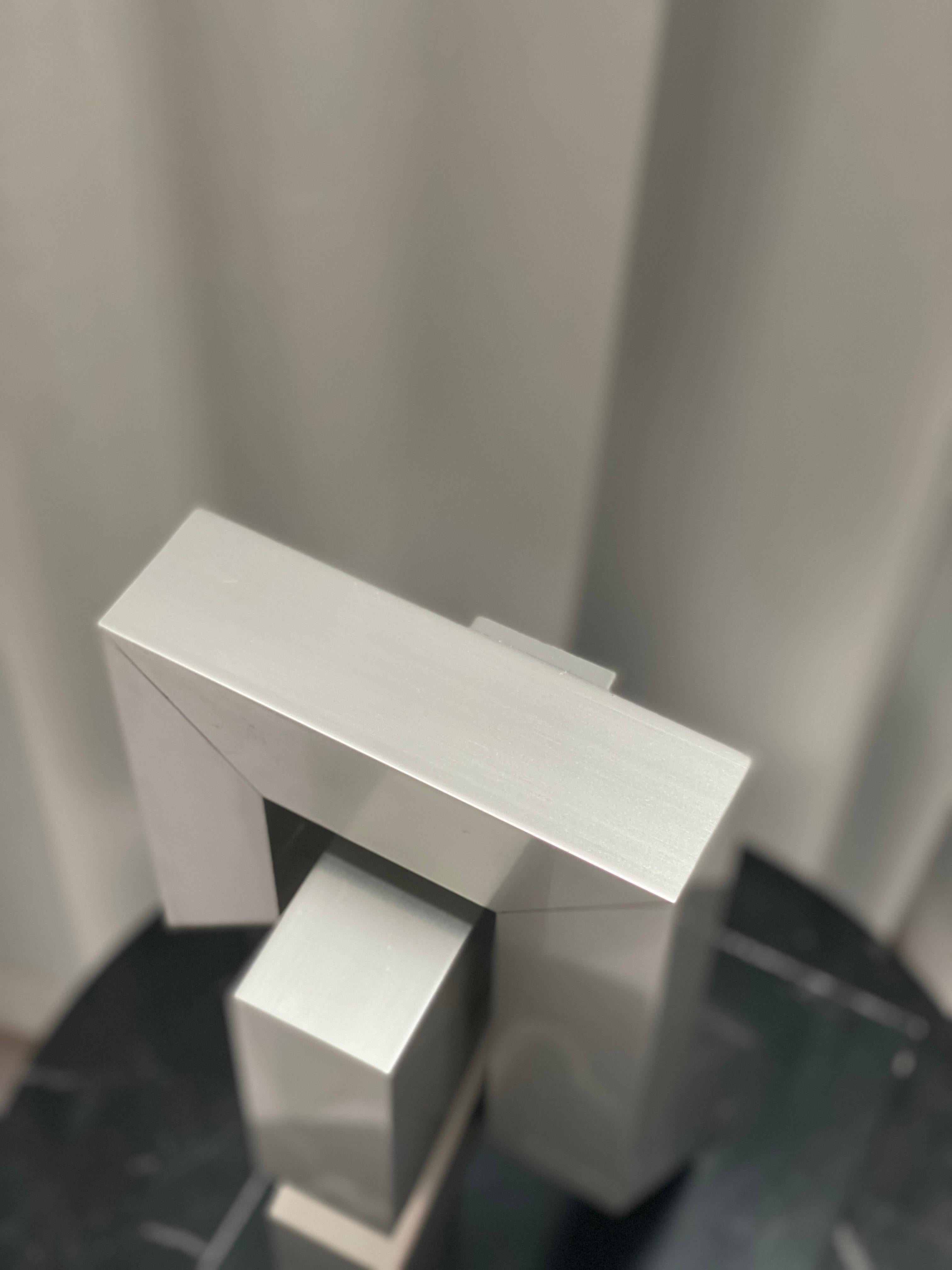 Abstrakte, minimalistische, geometrische Skulptur aus Aluminium, 1970er Jahre im Angebot 3