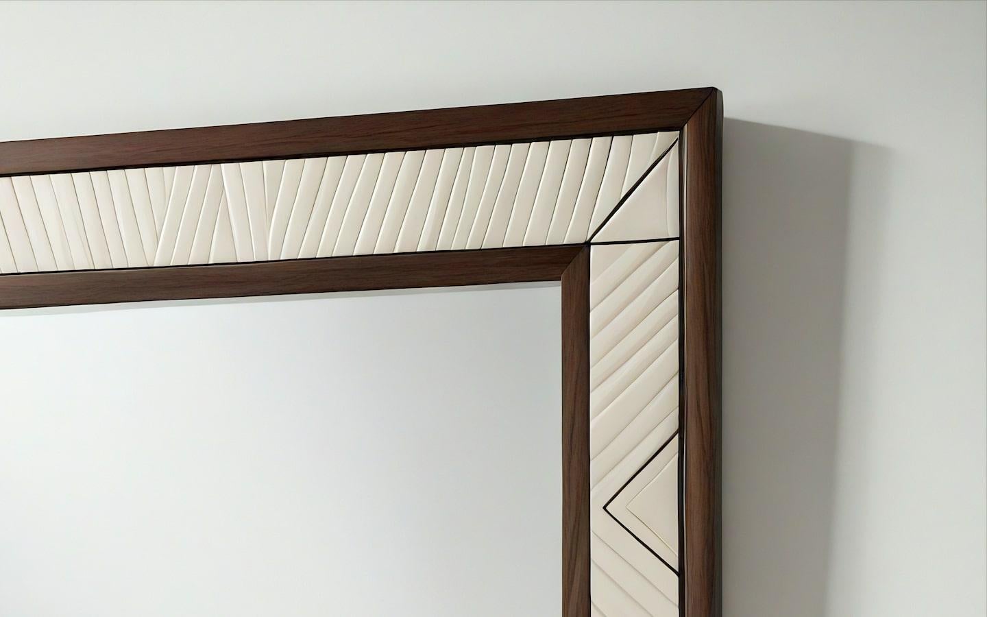 Miroir abstrait inspiré de l'Art déco, fabriqué à la main par Artisanal Neuf - En vente à New York, NY