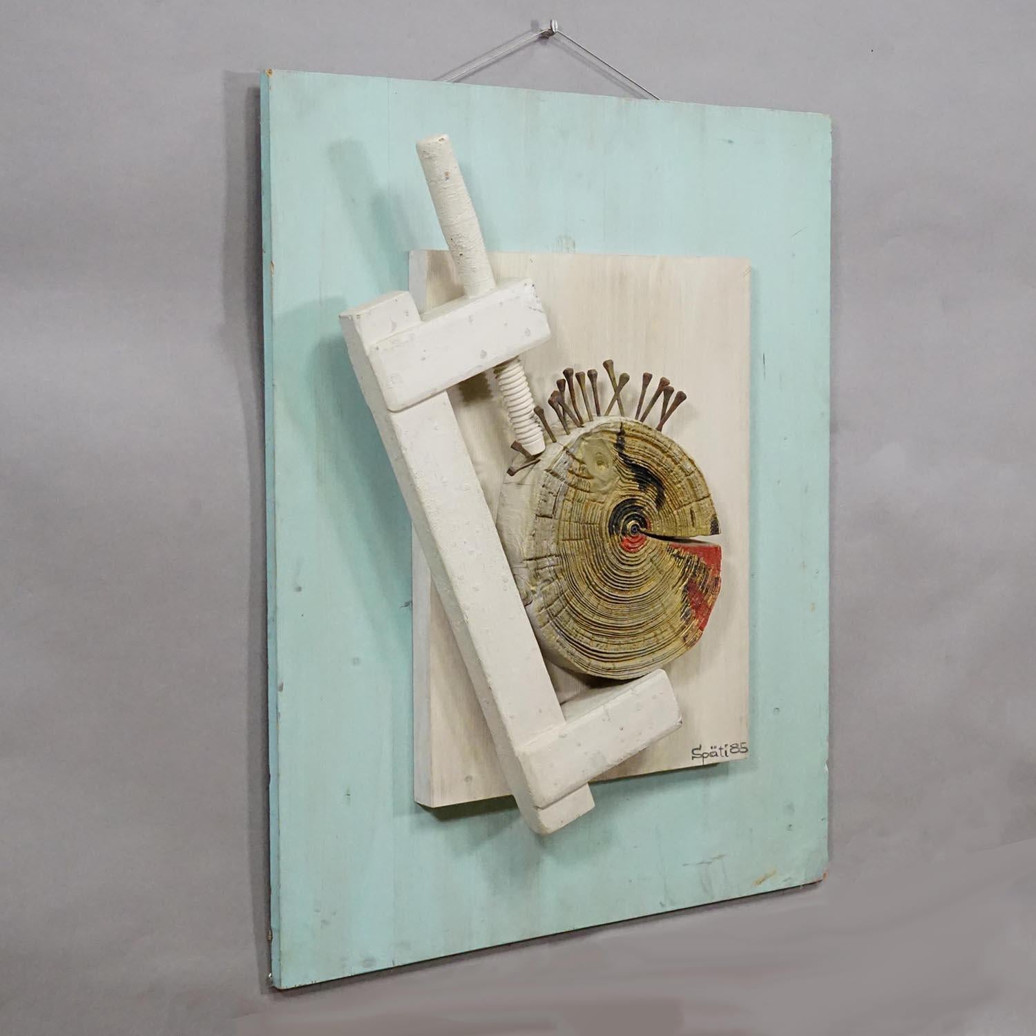 Opera d'arte astratta a tecnica mista di Urs Spaeti Svizzera 1985

Un'opera astratta a tecnica mista di grandi dimensioni con un pannello rettangolare in legno dipinto di blu chiaro come base e un pannello rettangolare più piccolo, di colore chiaro,