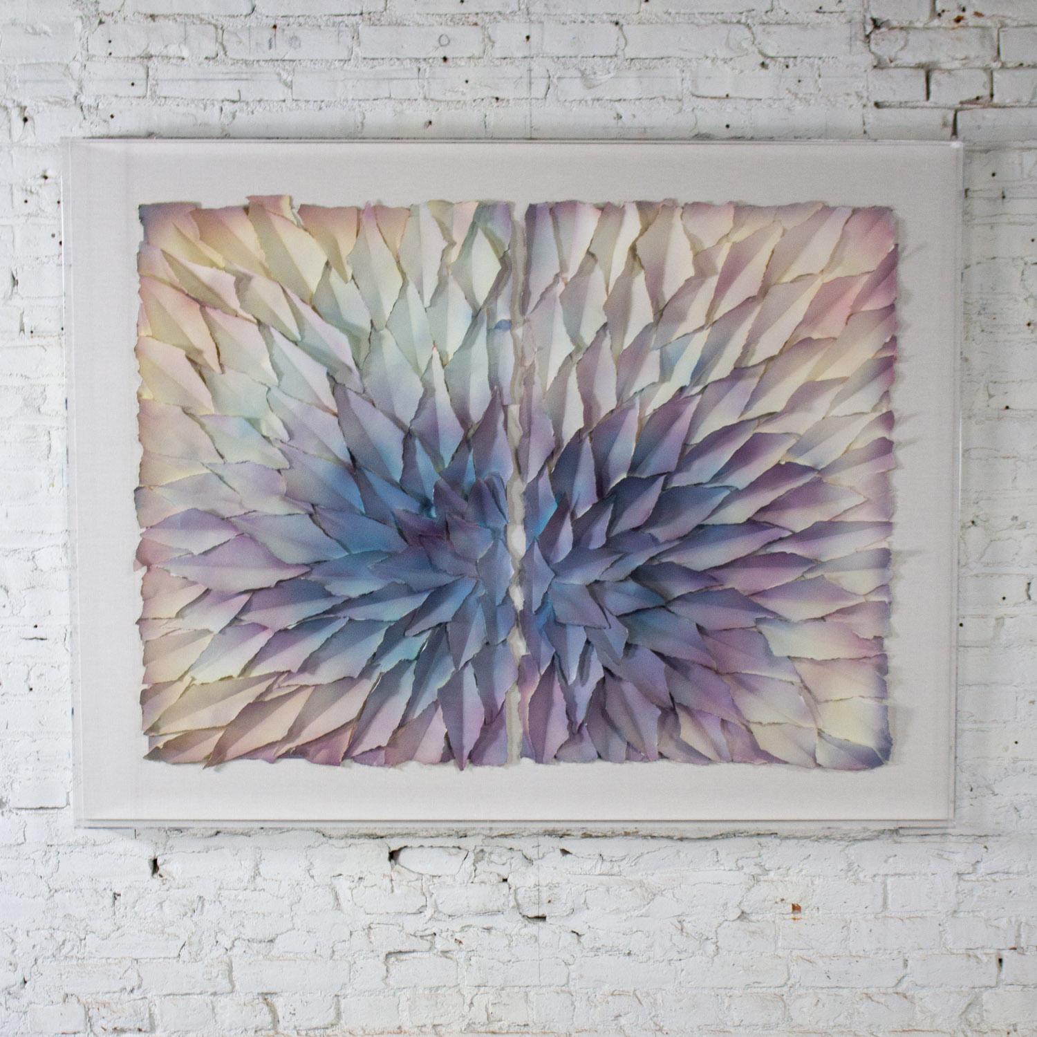 Superbe diptyque monumental en 3D d'art mural abstrait de la fin du 20e siècle sur papier peint et déchiré, encadré dans une boîte d'ombres en plexiglas. Byit, en gardant à l'esprit qu'il s'agit d'une pièce vintage et non pas neuve, qui présentera