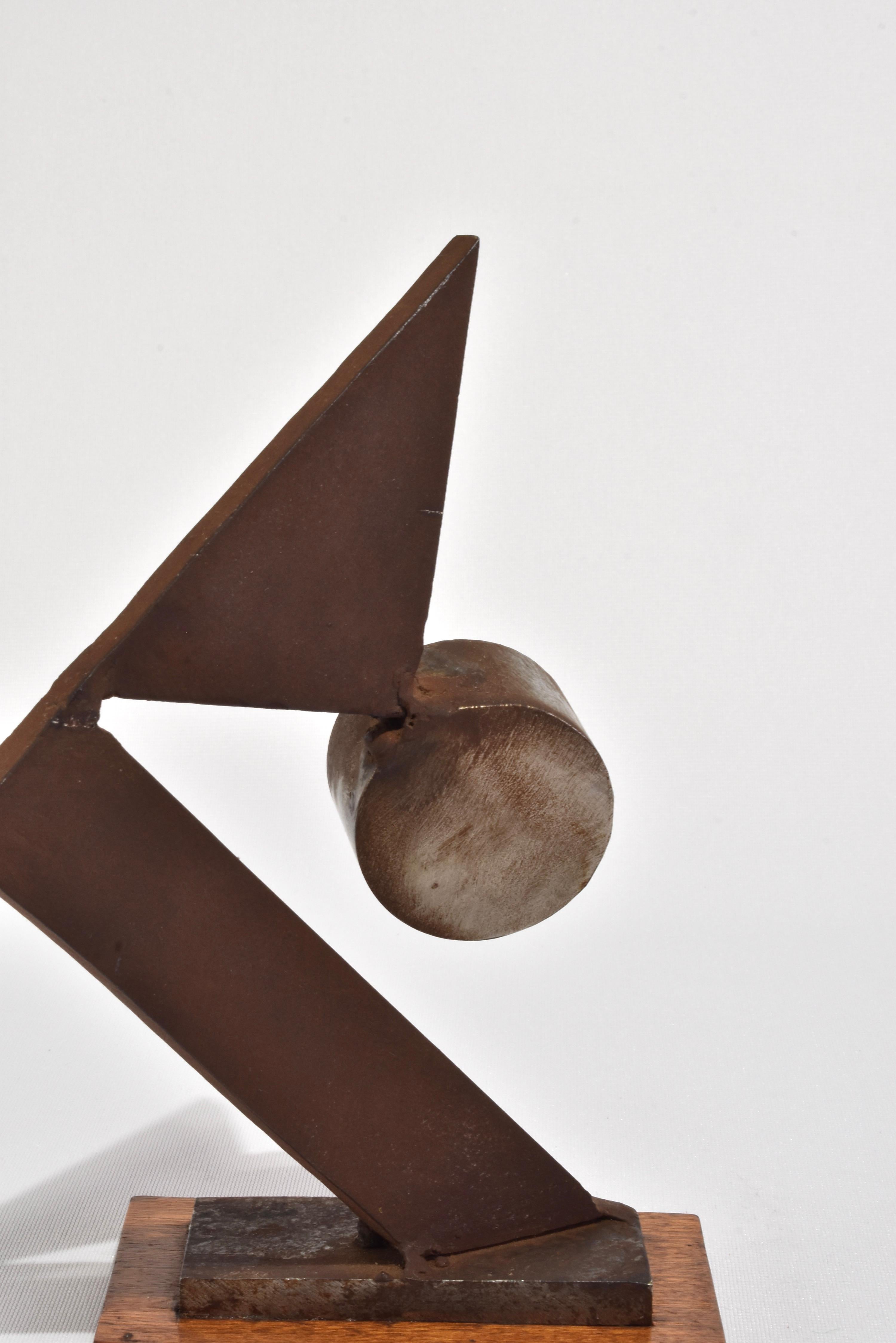 Scultura astratta in metallo vintage, fatta a mano, su una base di legno. 