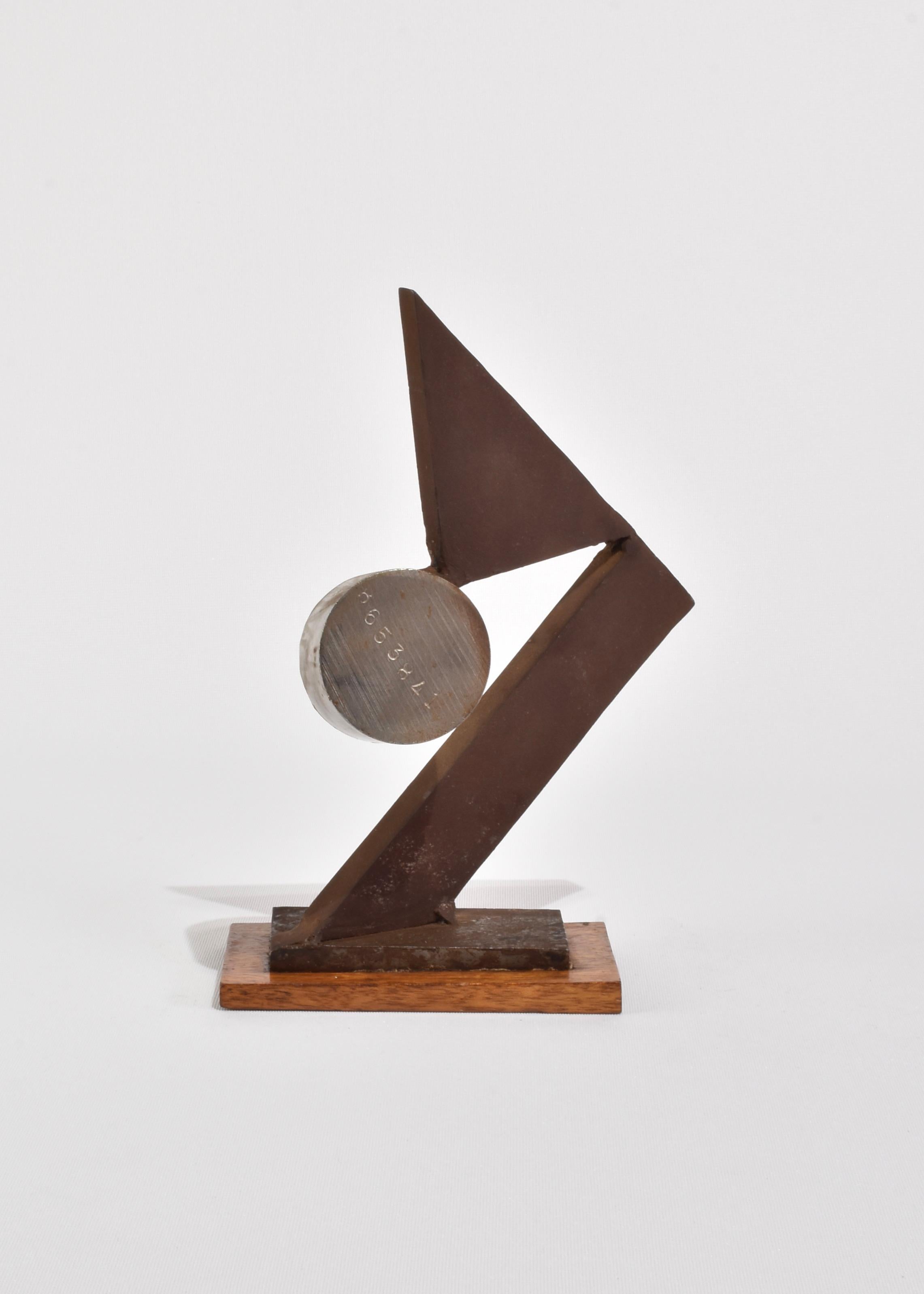 Fatto a mano Scultura astratta in metallo misto in vendita