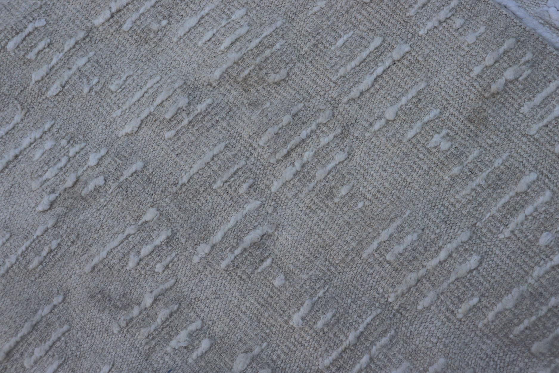 Abstrakter moderner Teppich in L. Blau, Taupe, Beige mit minimalistischem Design im Angebot 2