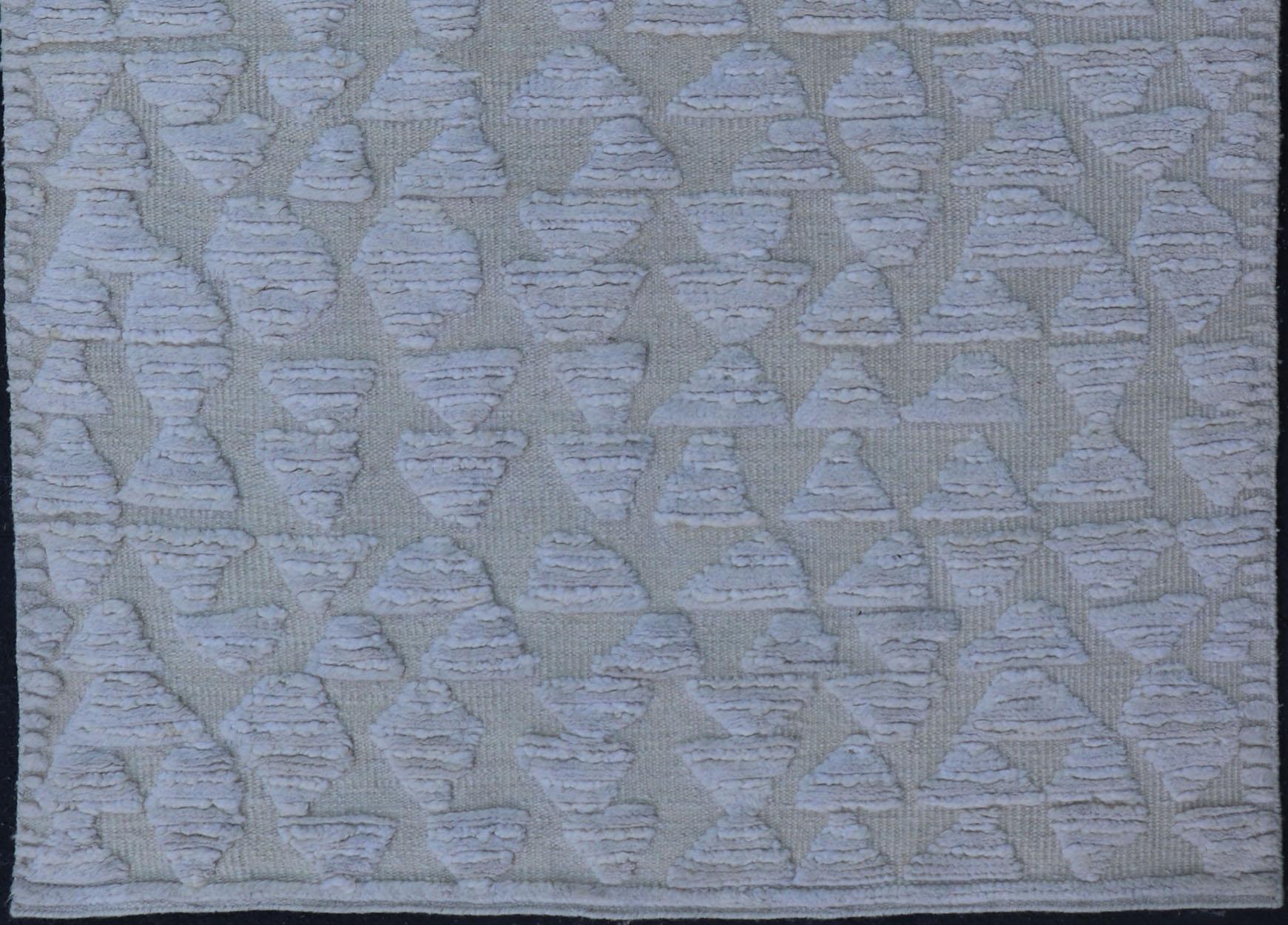 Abstrakter moderner Teppich in L. Blau, Taupe, Beige mit minimalistischem Design (Türkisch) im Angebot