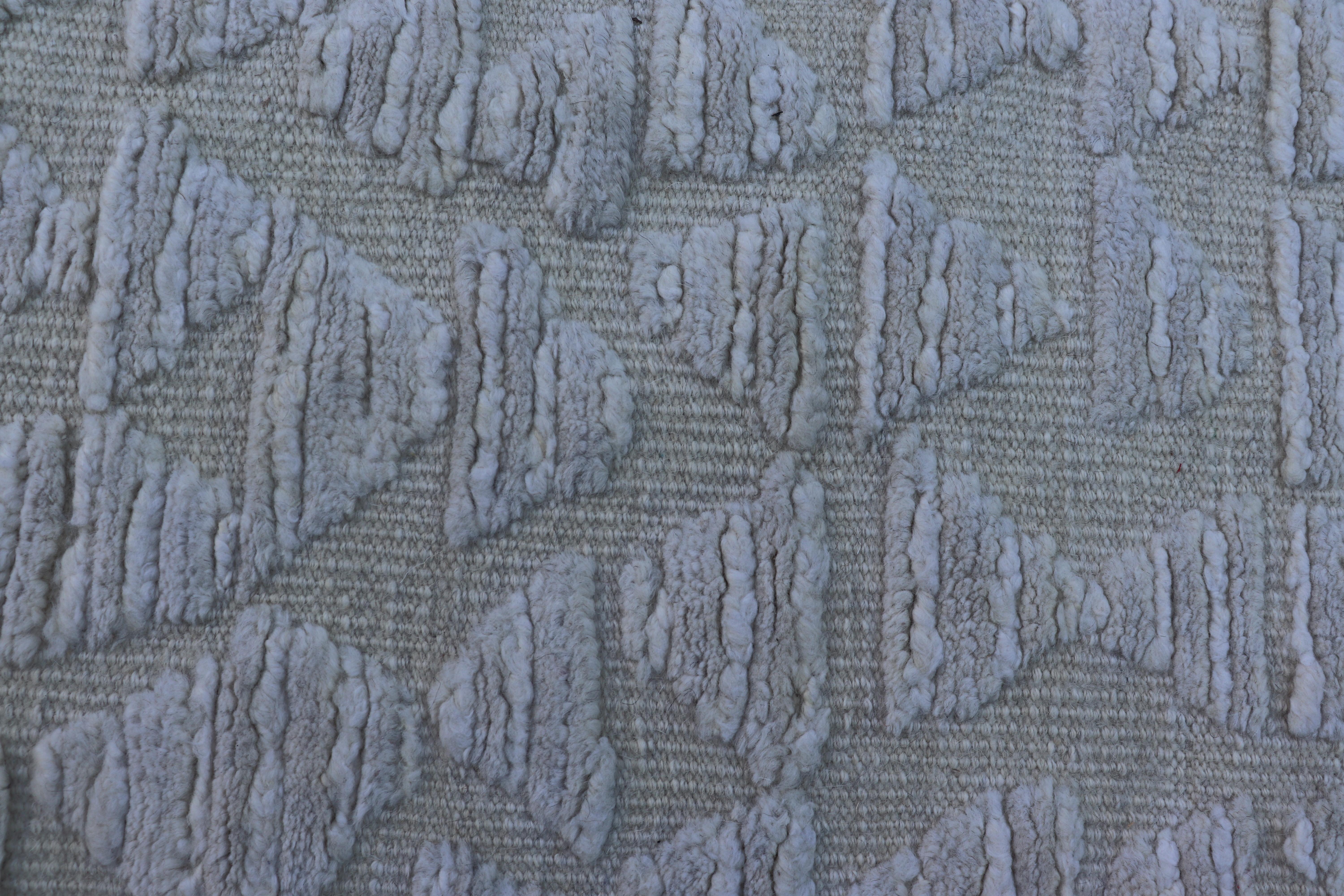 Abstrakter moderner Teppich in L. Blau, Taupe, Beige mit minimalistischem Design (21. Jahrhundert und zeitgenössisch) im Angebot