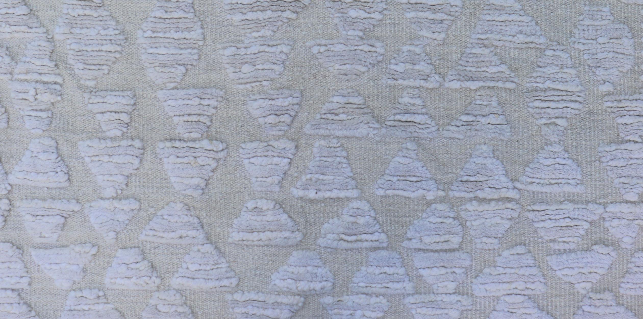 Abstrakter moderner Teppich in L. Blau, Taupe, Beige mit minimalistischem Design im Angebot 1