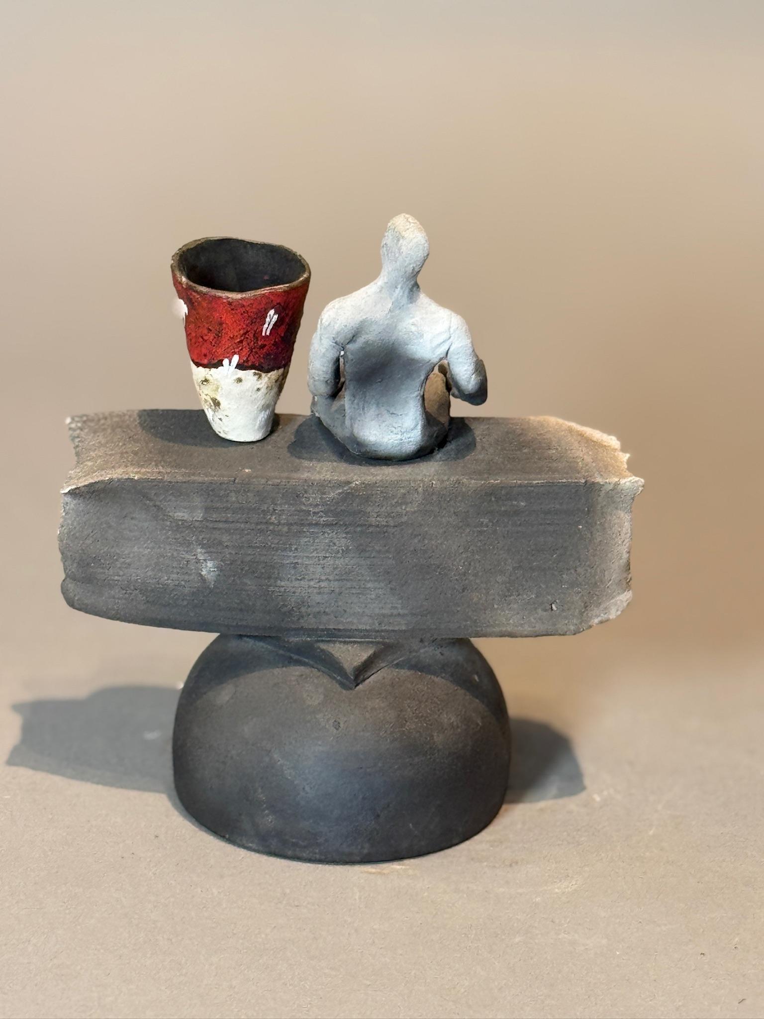 Escultura abstracta de cerámica moderna - Figura humana con vasija roja Moderno en venta