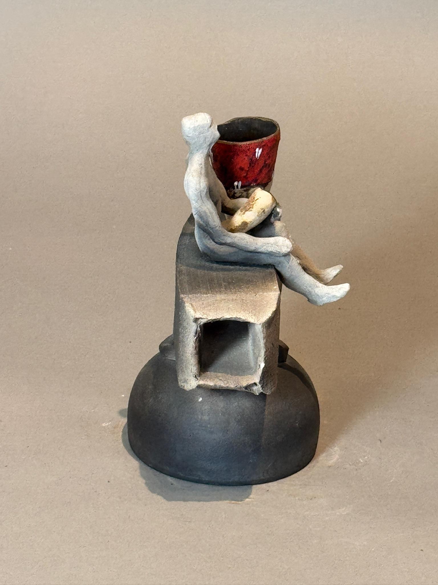 Escultura abstracta de cerámica moderna - Figura humana con vasija roja Glaseado en venta