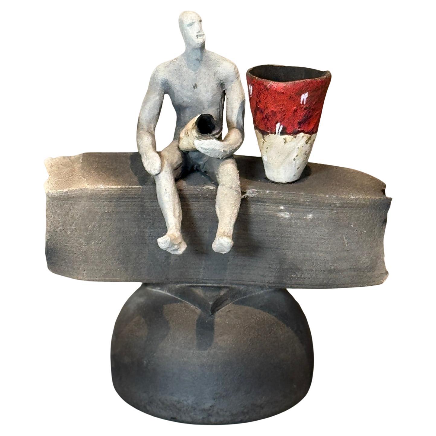 Escultura abstracta de cerámica moderna - Figura humana con vasija roja en venta