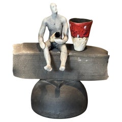 Escultura abstracta de cerámica moderna - Figura humana con vasija roja