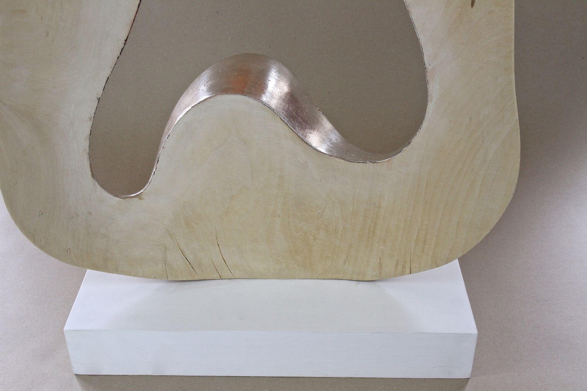 Abstrakte moderne zeitgenössische Skulptur Infinty - versilbertes Lindenholz, AT 2021 im Angebot 4