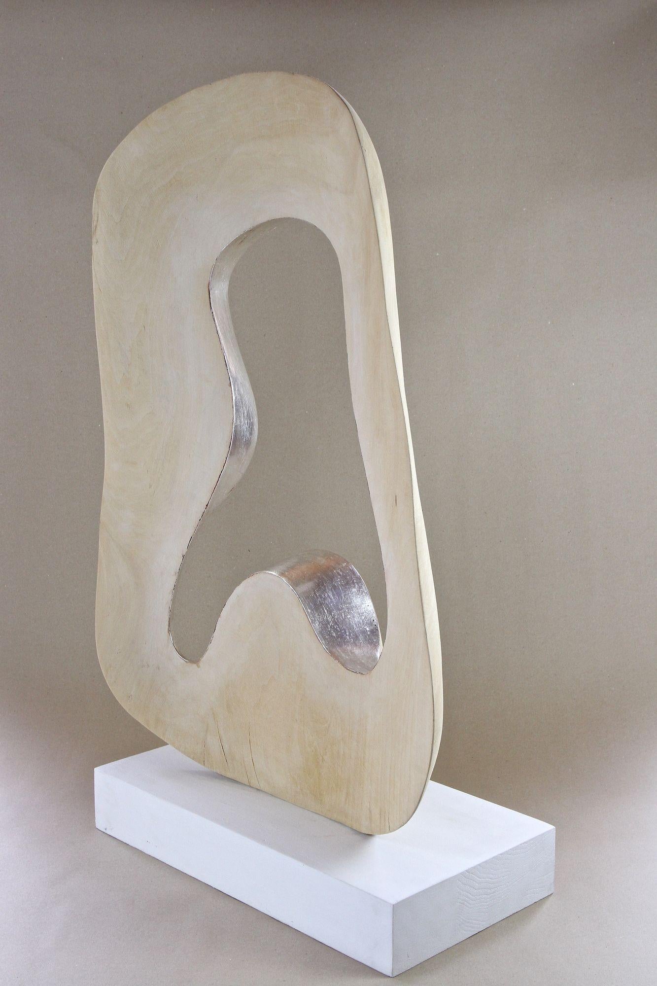 Abstrakte moderne zeitgenössische Skulptur Infinty - versilbertes Lindenholz, AT 2021 im Angebot 5