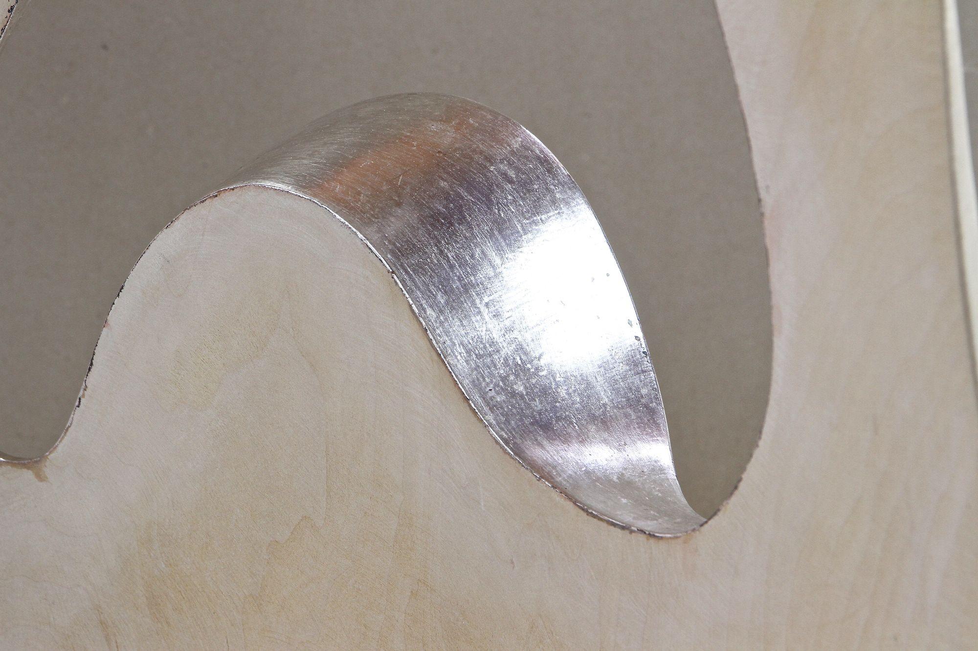 Abstrakte moderne zeitgenössische Skulptur Infinty - versilbertes Lindenholz, AT 2021 im Angebot 6