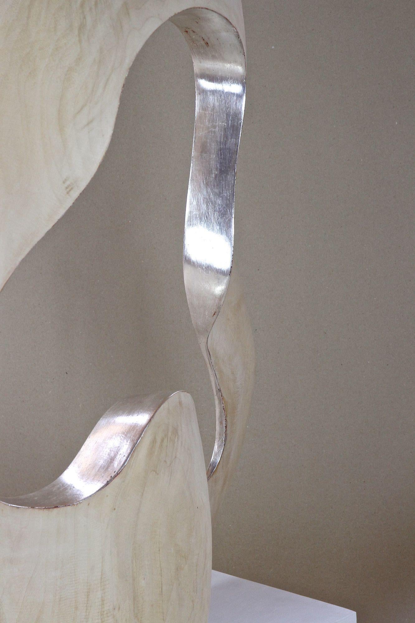 Abstrakte moderne zeitgenössische Skulptur Infinty - versilbertes Lindenholz, AT 2021 im Angebot 12