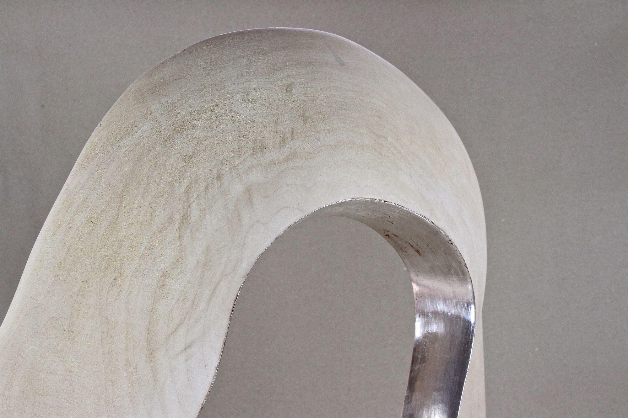 Abstrakte moderne zeitgenössische Skulptur Infinty - versilbertes Lindenholz, AT 2021 (Österreichisch) im Angebot