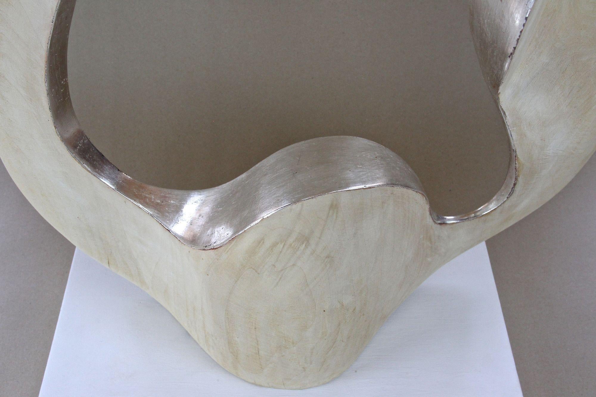 Abstrakte moderne zeitgenössische Skulptur Infinty - versilbertes Lindenholz, AT 2021 (Handgeschnitzt) im Angebot