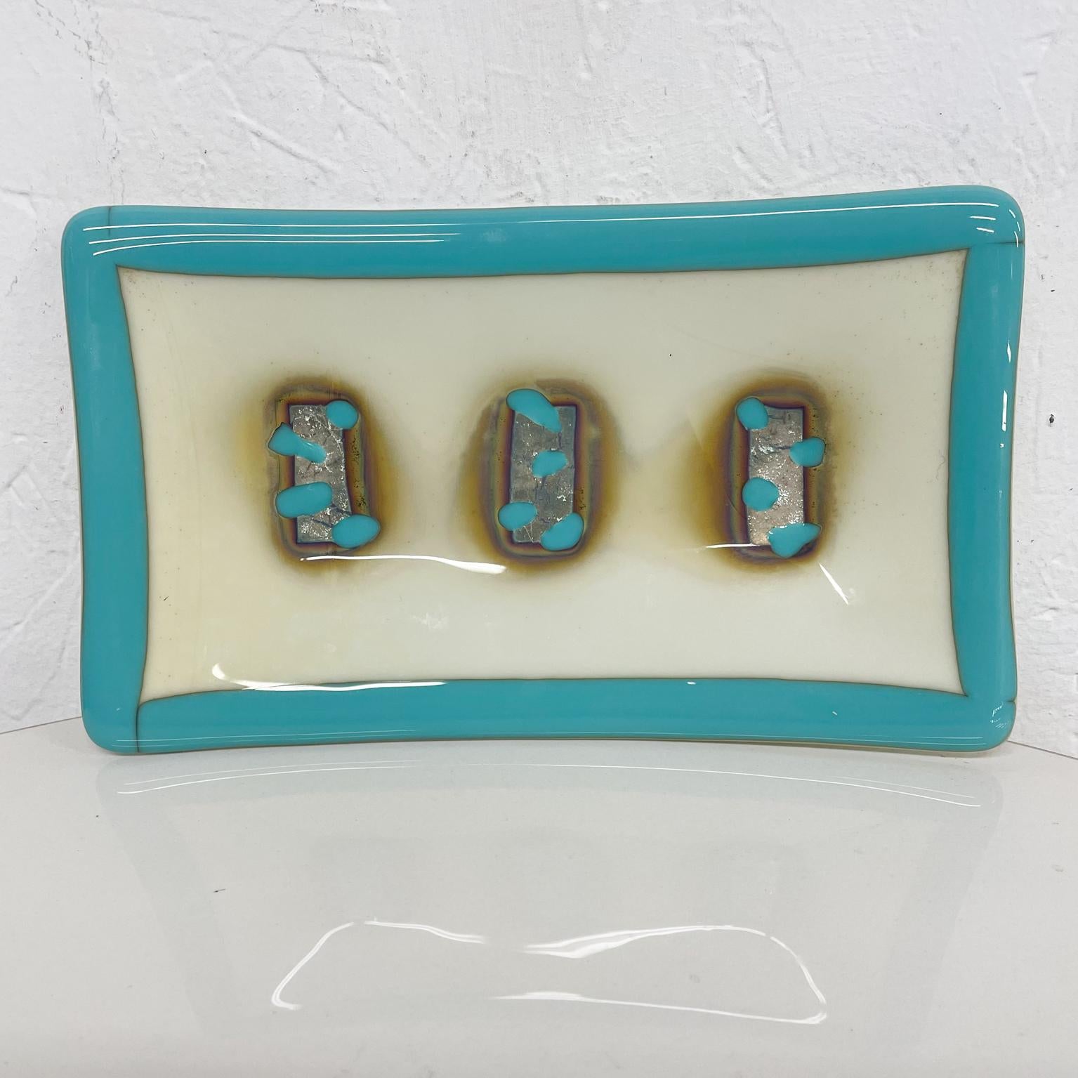 Superbe plat décoratif en verre d'art bleu et blanc au design abstrait et moderne, années 1960 en vente 4