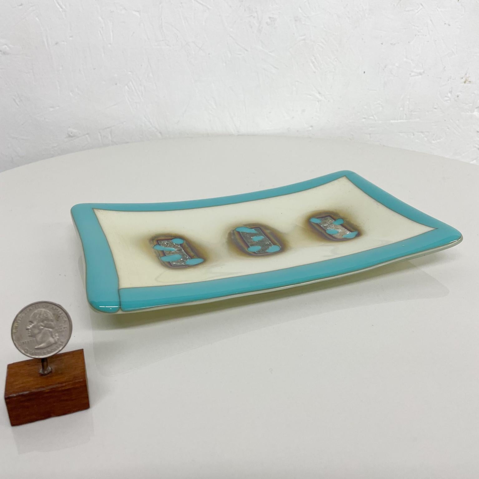 Modern Dish
Abstract Modern Design Stunning Art Glass decorative Dish Blue and White 1960s
Measures: 9.5 w x 5.63 d x 1 tall
No signature present.
Preowned original unrestored vintage condition.
Review all images.

