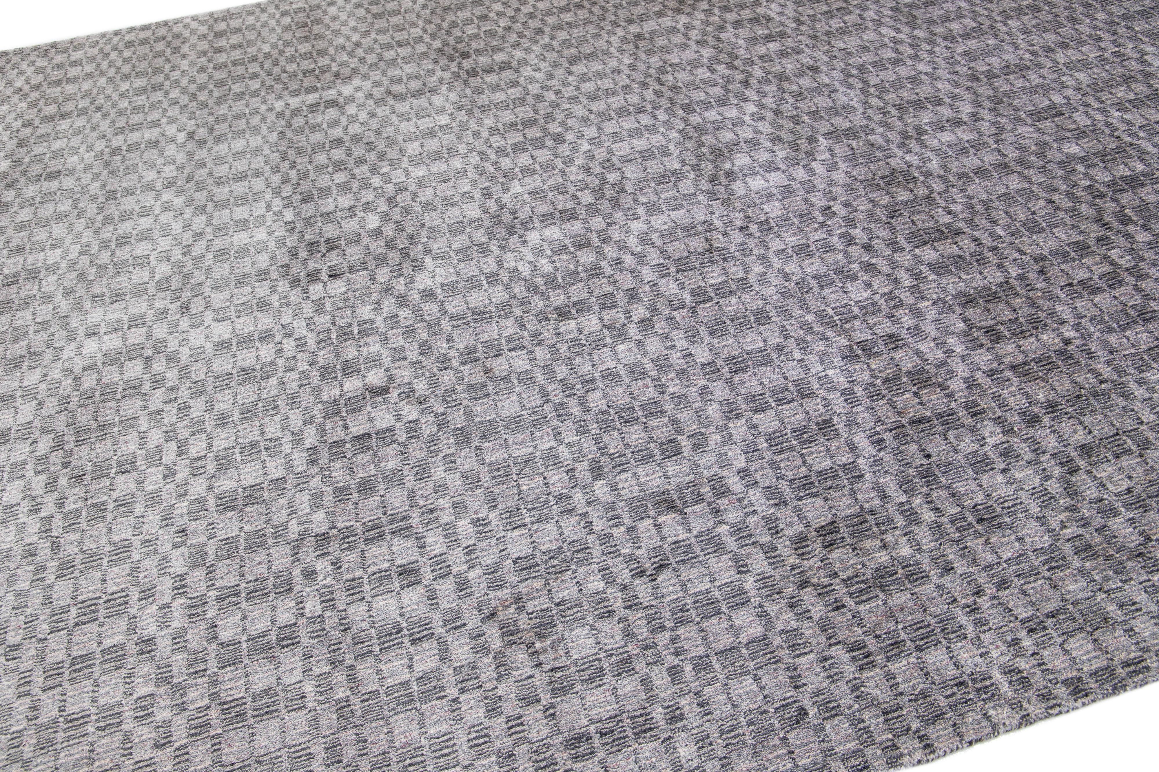 Abstrakter moderner handgefertigter grauer Teppich aus Wolle und Seide  (Moderne) im Angebot