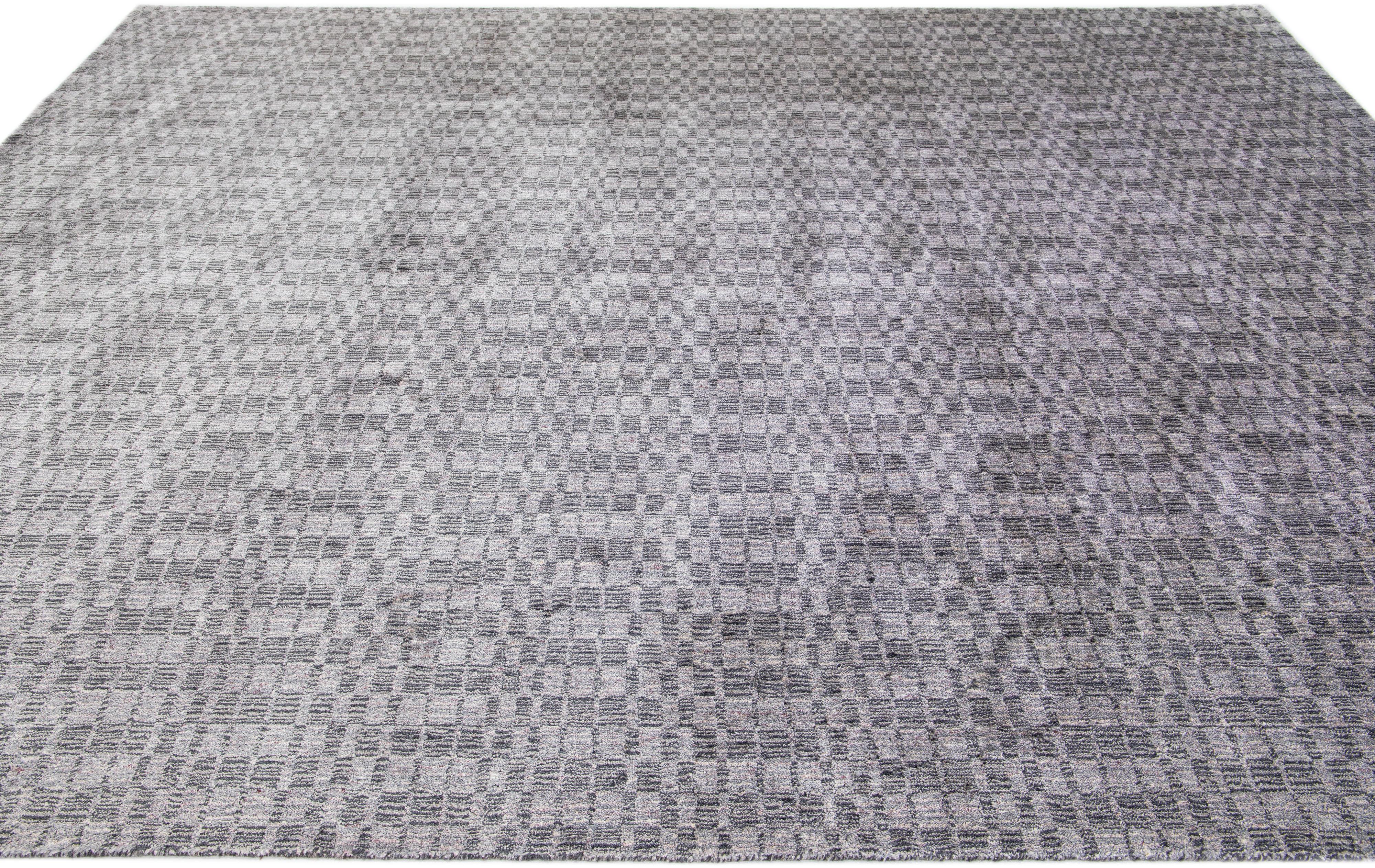 Abstrakter moderner handgefertigter grauer Teppich aus Wolle und Seide  (Indisch) im Angebot
