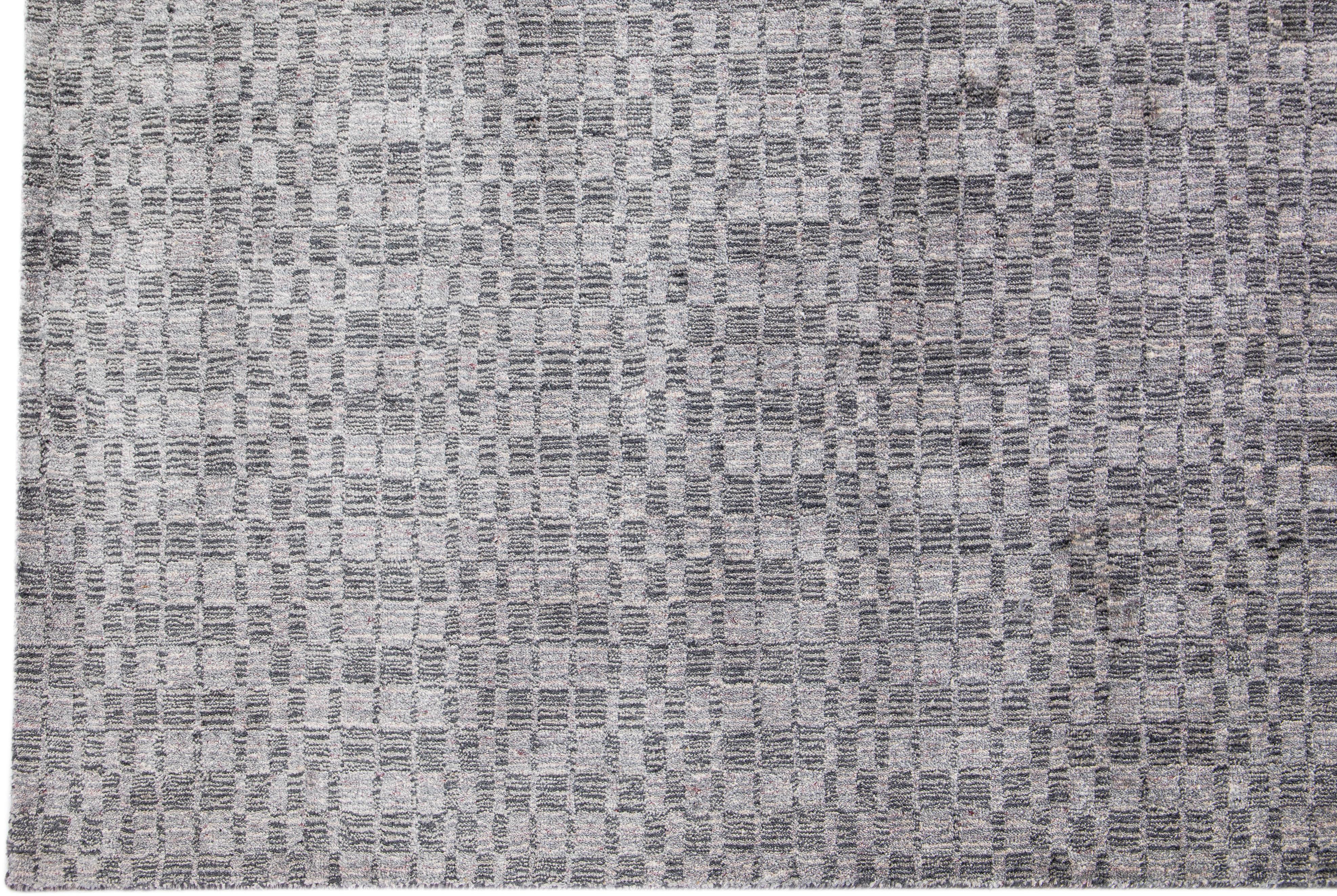Abstrakter moderner handgefertigter grauer Teppich aus Wolle und Seide  (Handgeknüpft) im Angebot