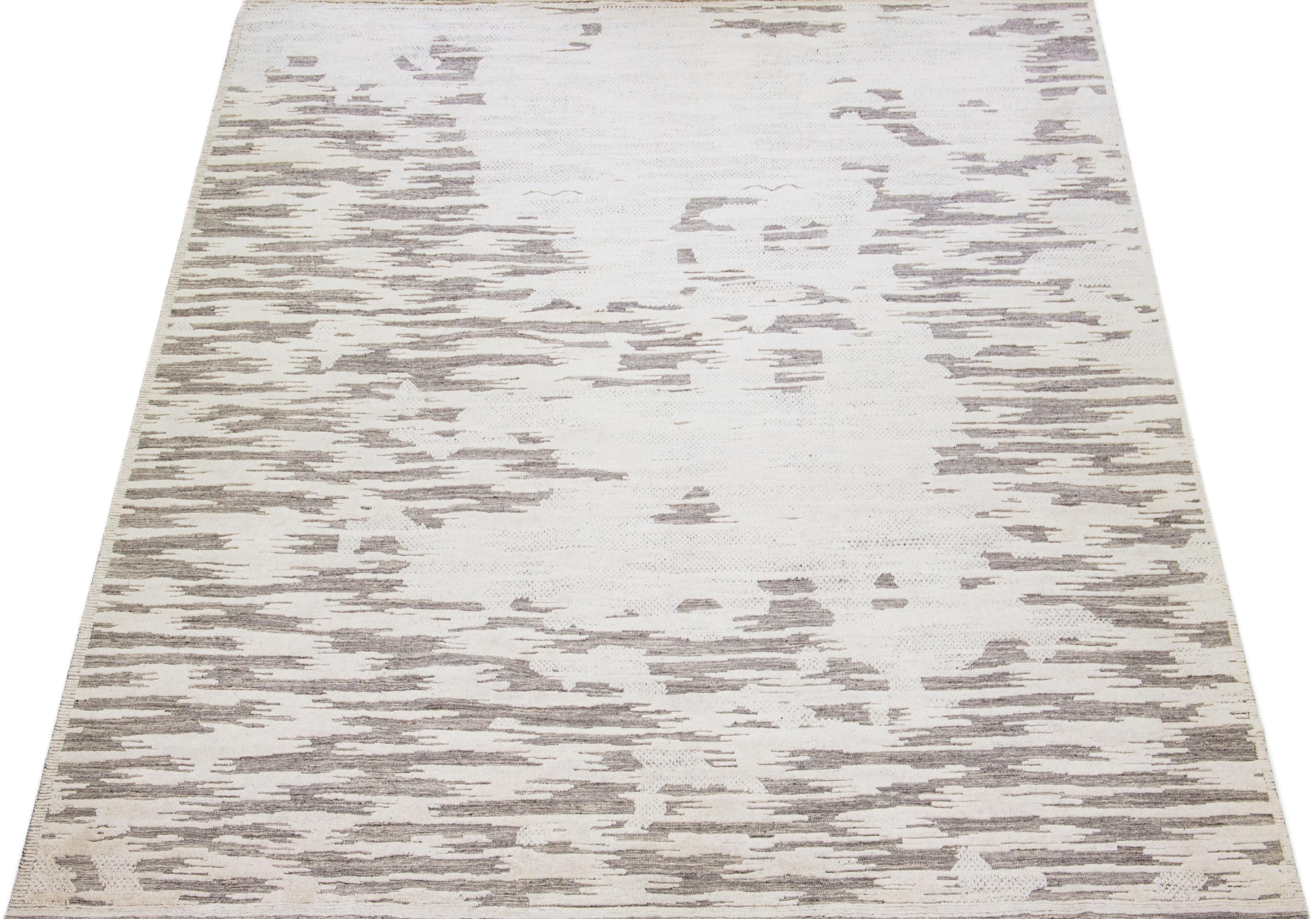 Beautiful modern Moroccan-style hand-knotted wool rug with a beige and ivory color field. This rug is part of our Apadana's Safi Collection and features a minimalist design in gray.

This rug measures: 12'2