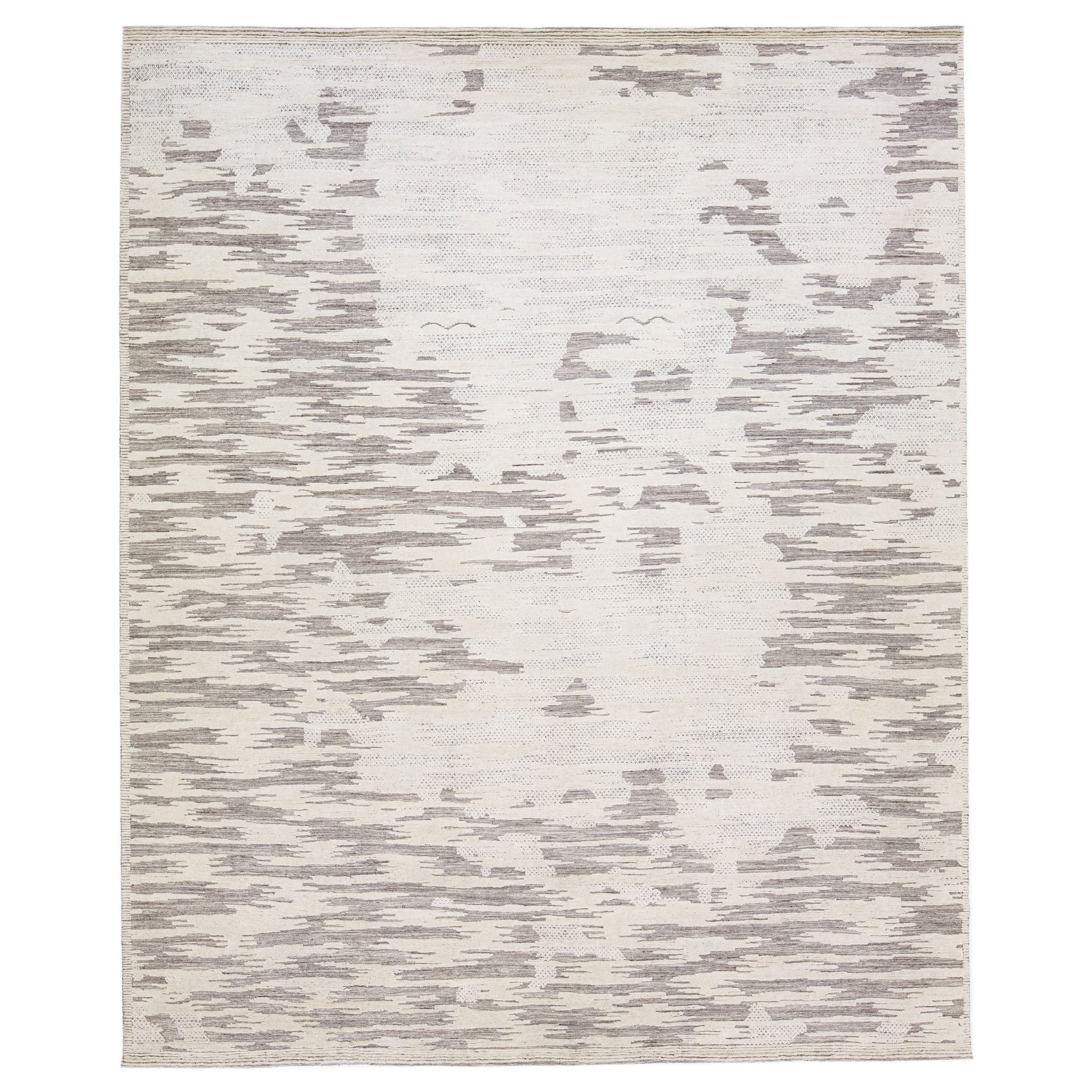 Abstrakter moderner handgefertigter Wollteppich im marokkanischen Stil in Beige & Grau von Apadana